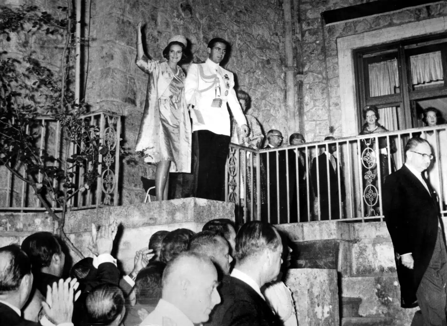 Kong Konstantin af Grækenland og prinsesse Anne-Marie af Danmark vinker til gæsterne i forbindelse med en reception på Tatoi få dage før deres bryllup i 1964. I baggrunden anes den danske tronfølger, prinsesse Margrethe, samt prinsesse Benedikte.