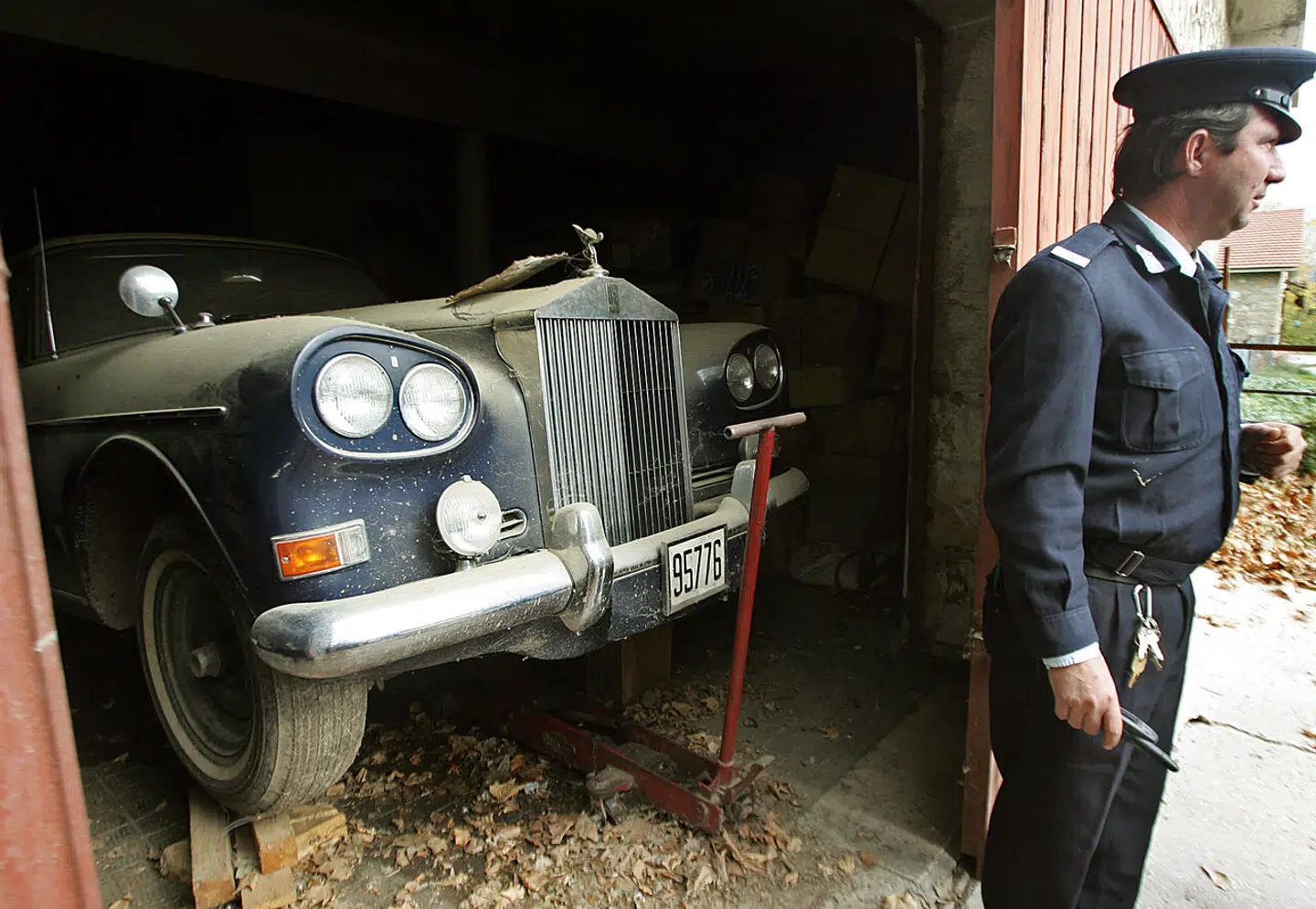 Eksklusive biler stod længe og rustede op i slottets stalde.