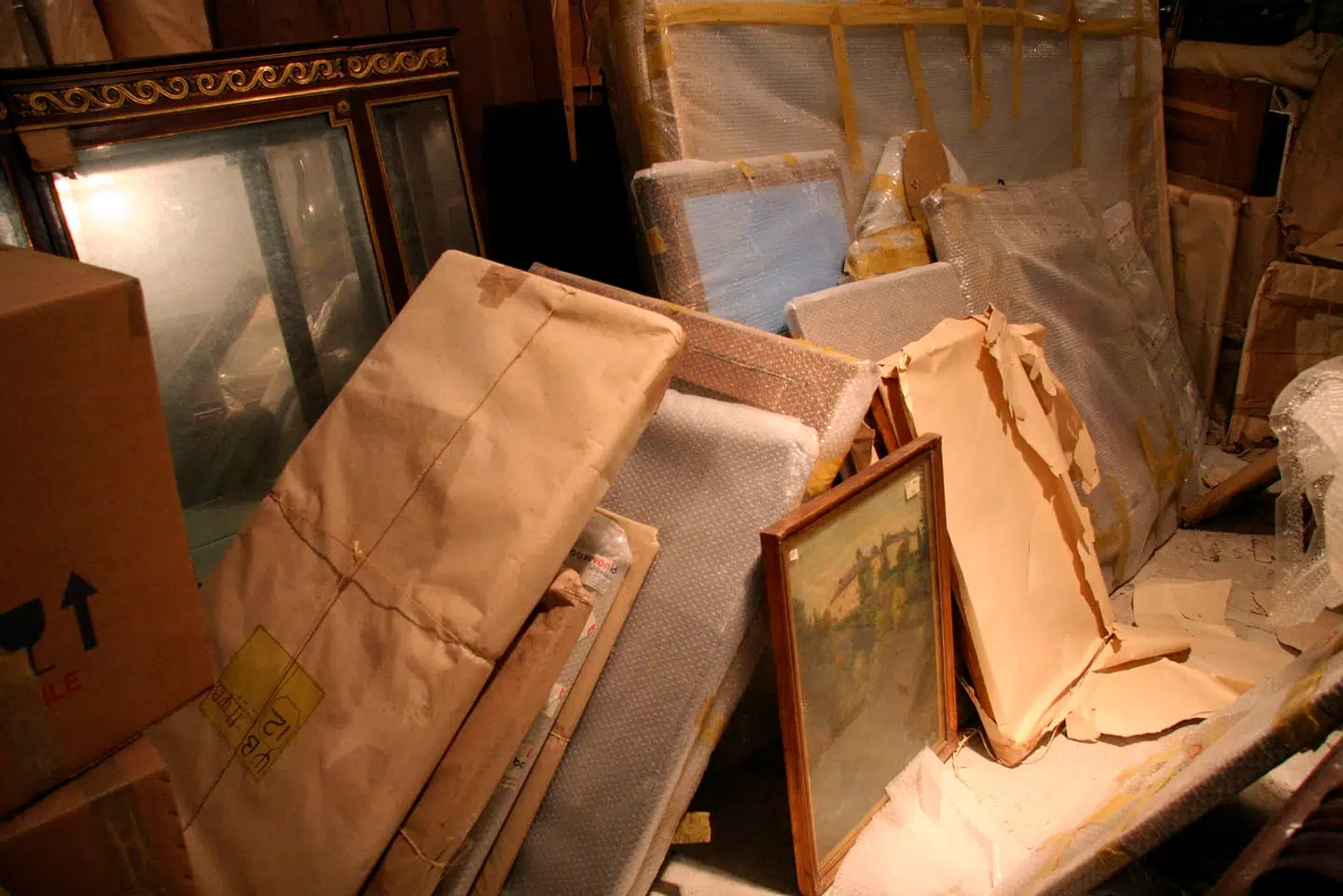 Foto, som den græske regering delte ud for at vise, hvilke skatte den tidligere græske kongefamilie havde sat til side i en stald.