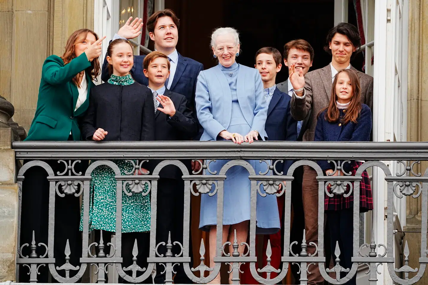 Hele kongefamilien var samlet på balkonen på Amalienborg søndag, hvor de vinkede til fremmødte mennesker.