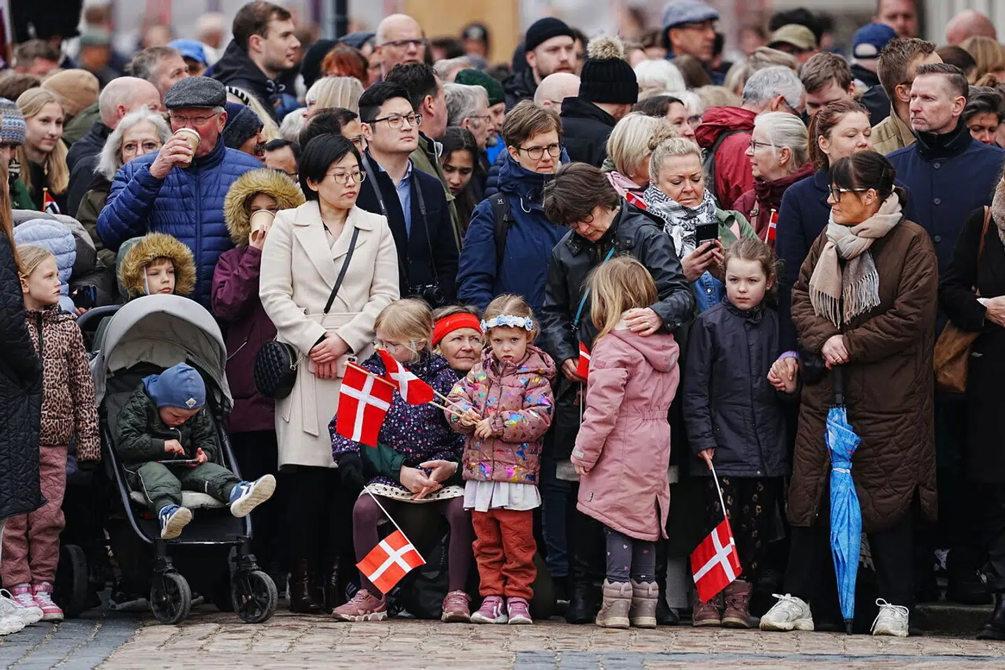 Amalienborg Slotsplads var søndag middag godt fyldt op af mennesker, som ville se dronning Margrethe på hendes 83-års fødselsdag.