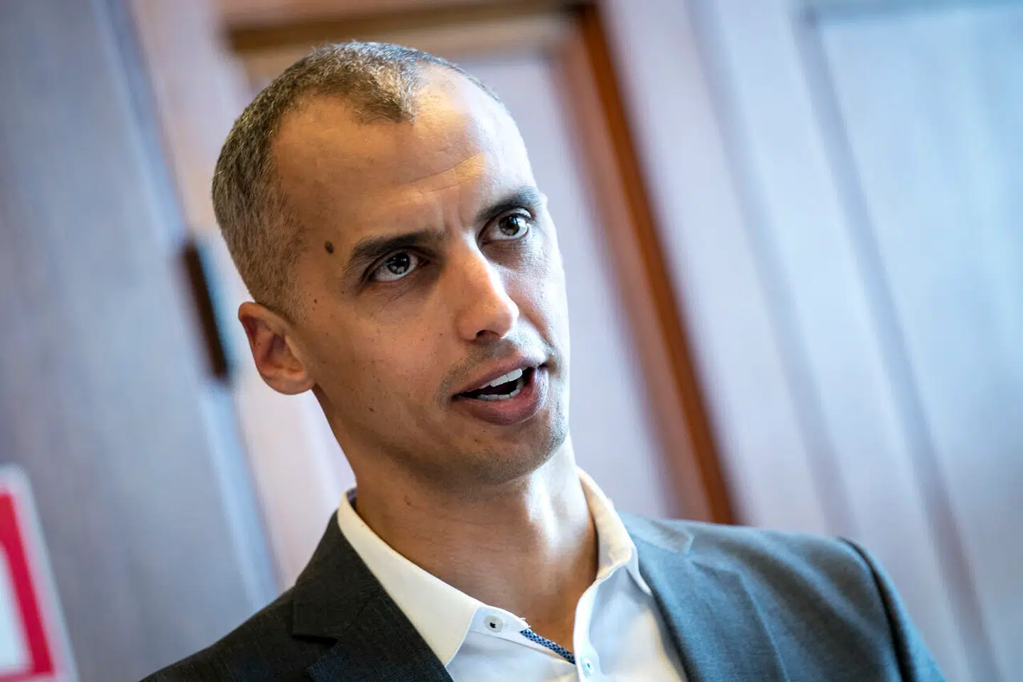 Børne- og undervisningsminister Mattias Tesfaye (S) har her slået den rette tone an for folkeskolen, men der skal snart handling bag ordene, mener Amalie Lyhne i denne leder.