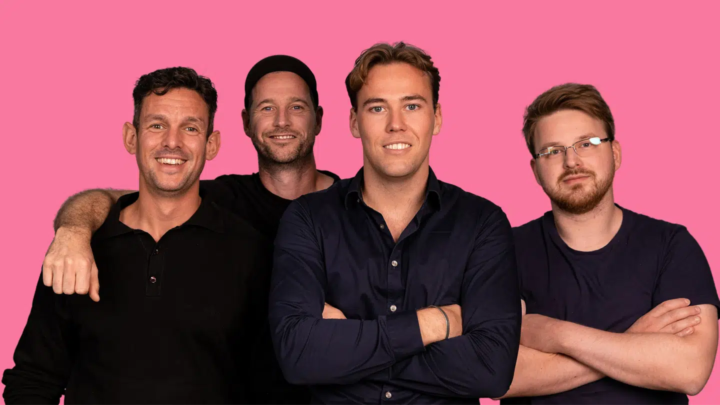 Forrest og med krydsede arme står Tjommis administrerende direktør Henrik Johannesen.