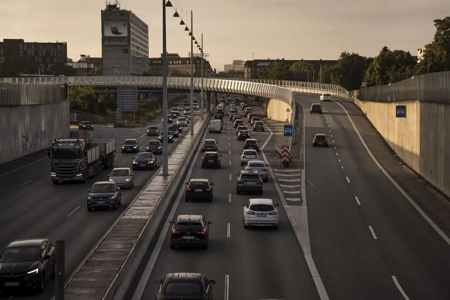 »FDM mener i høj grad, at man skal arbejde med støjdæmpning langs vejnettet, men det bør gøres klogt, så vi opnår maksimal effekt. Der kan trods alt købes en hel del støjsvag asfalt og støjværn for én milliard kroner årligt,« skriver Stina Glavind.