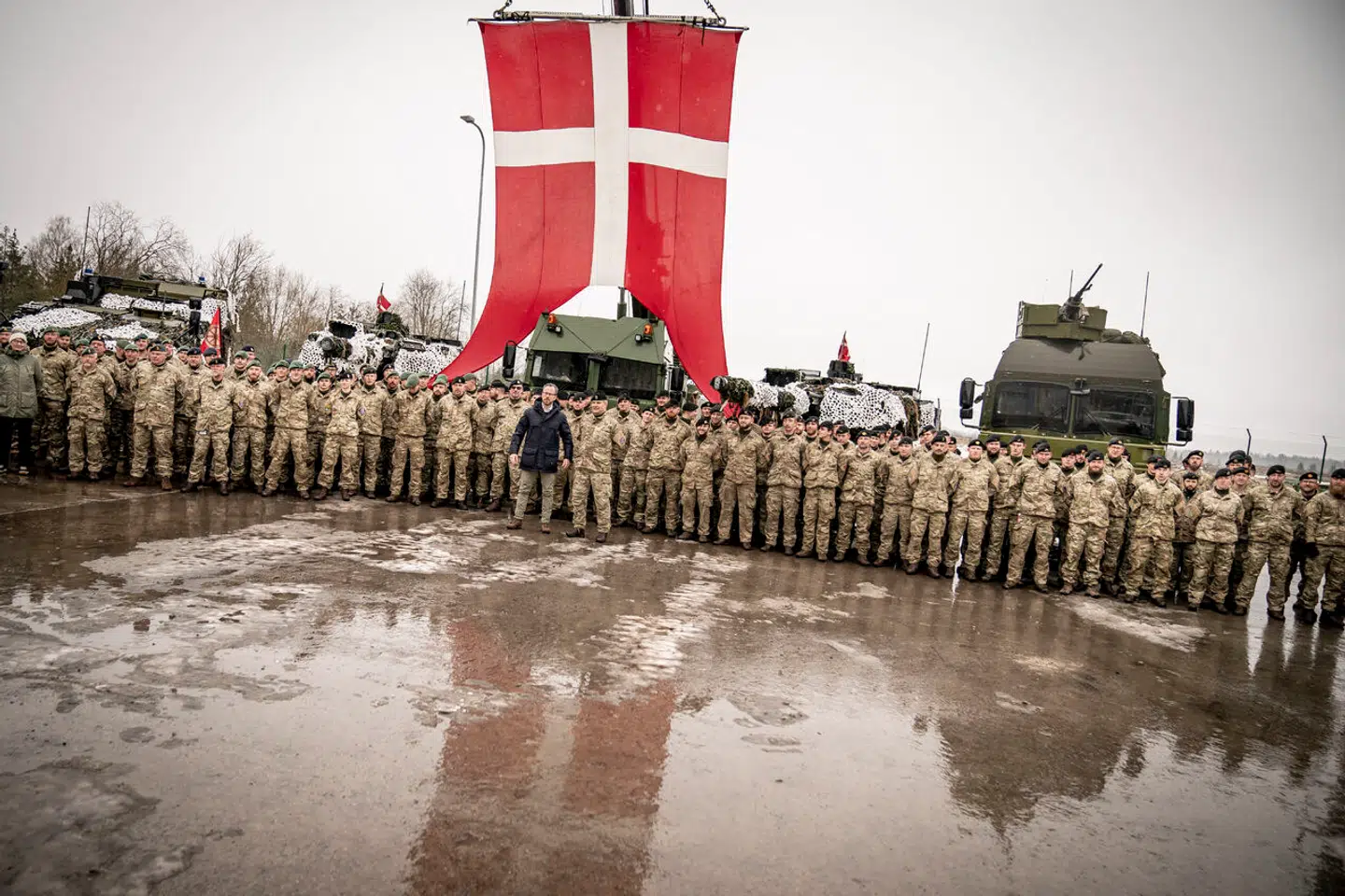 At Danmark sender sine 800 mand hjem fra Camp Valdemar, føles lidt som om, at Valdemar Sejr forlader kamppladsen, før Dannebrog er faldet ned. Der er ikke styr på Forsvaret, og der er ikke sikret finansiering af den planlagte oprustning af hæren. Den nu sygemeldte forsvarsminister Jakob Ellemann-Jensen (V) besøgte det danske bidrag DANCON eFP 6 på Tapa-basen i Tallinn i Estland, 26. januar 2023.