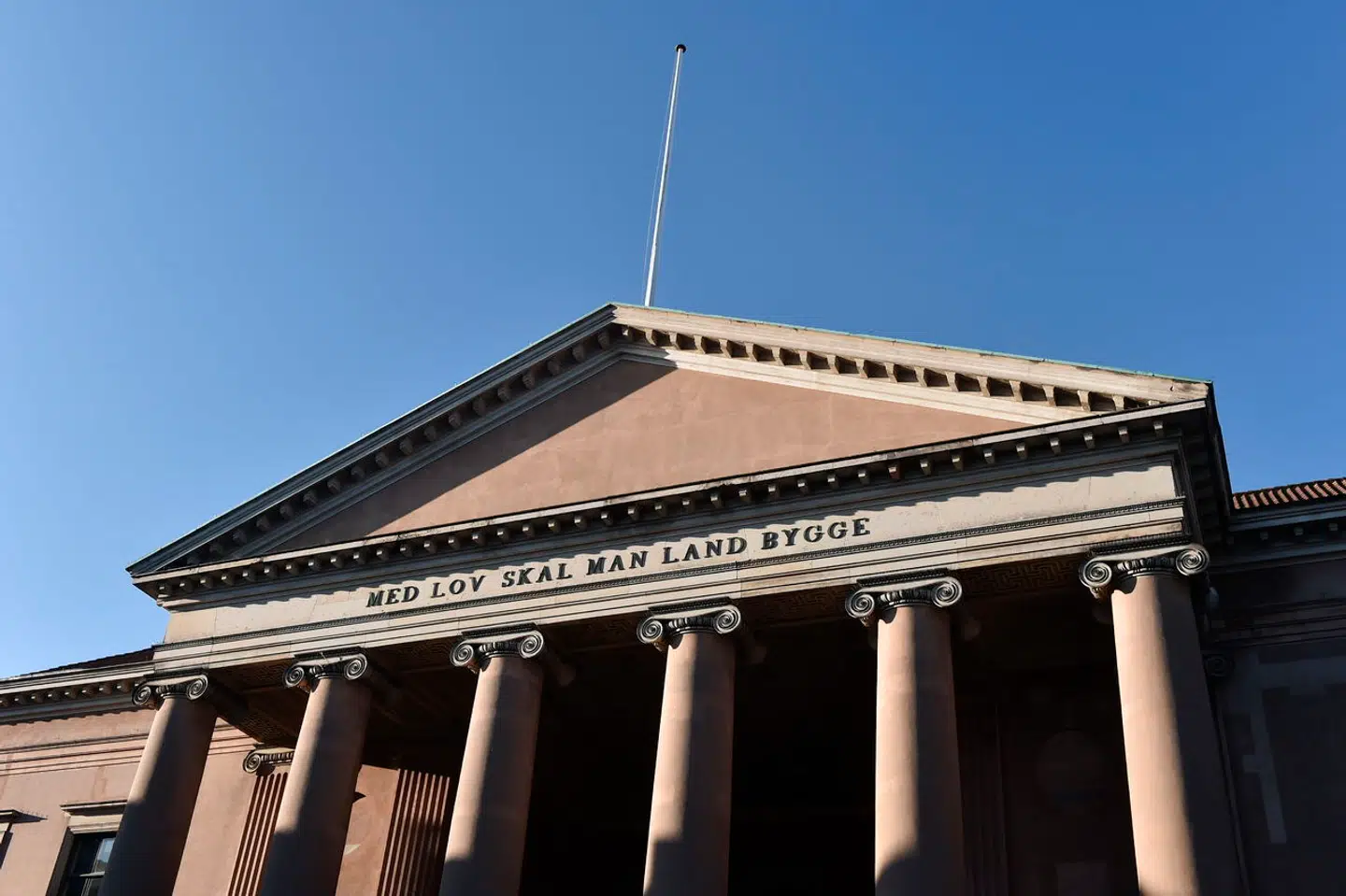 Under retssagen kom det frem, at lærere fra pigens skole i Odense havde sendt en akut underretning til Odense Kommune kort før afrejsen.