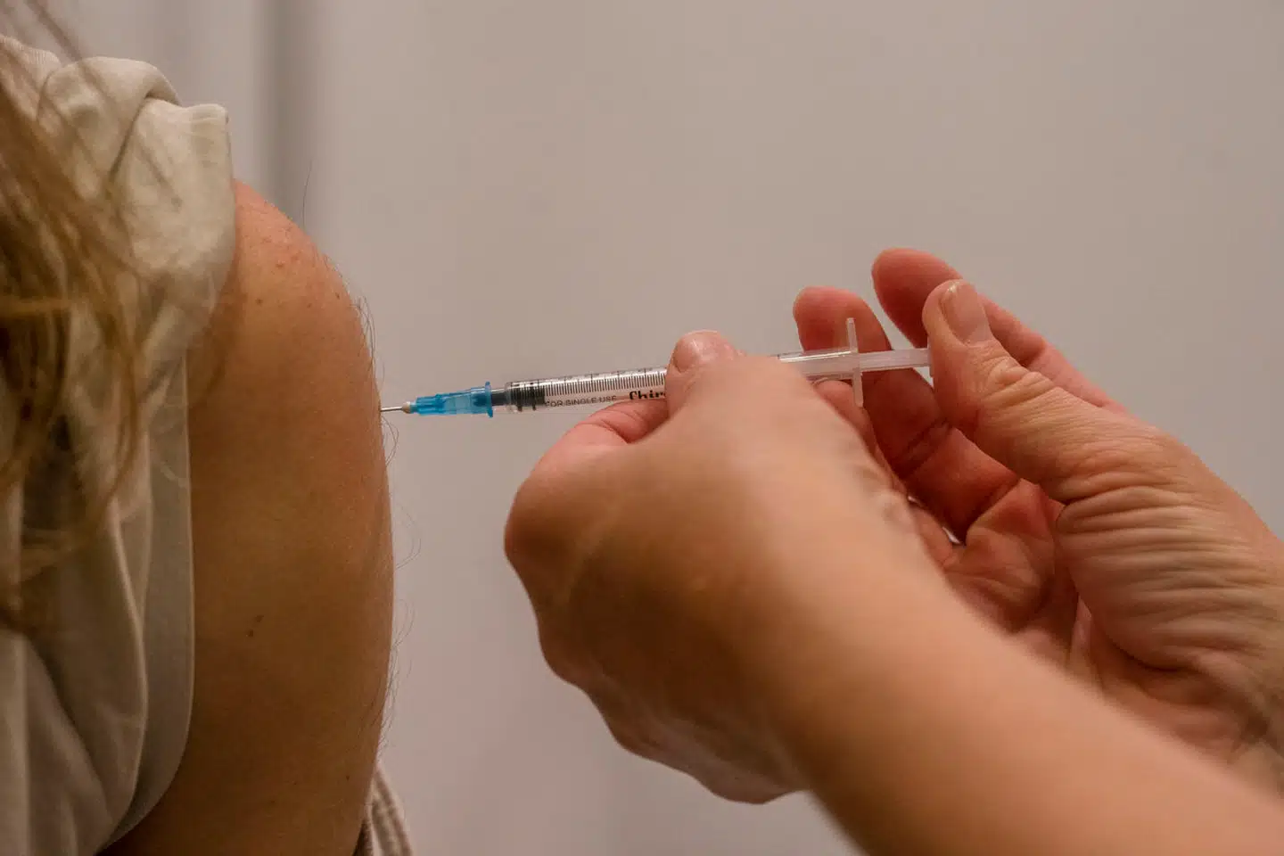 Lægemiddelstyrelsens opgørelse viser, at der frem til slutningen af marts i år var indberettet cirka 71.000 formodede tilfælde i Danmark med bivirkninger efter covid-19-vaccination.
