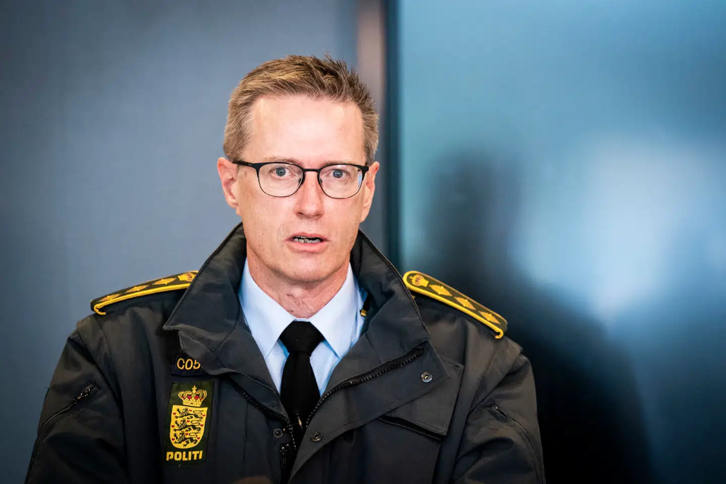 »Objektivt er der tale om en overtrædelse af Grundloven, men da de medvirkende ikke på mødet 4. november subjektivt har haft kendskab til den manglende hjemmel eller har handlet groft uagtsomt, foreligger der ikke på dette tidspunkt en strafbar handling. Det gør der derimod 7. november,« skriver Hans Henrik Brydensholt. Afbilledet er rigspolitichef Thorkild Fogde.
