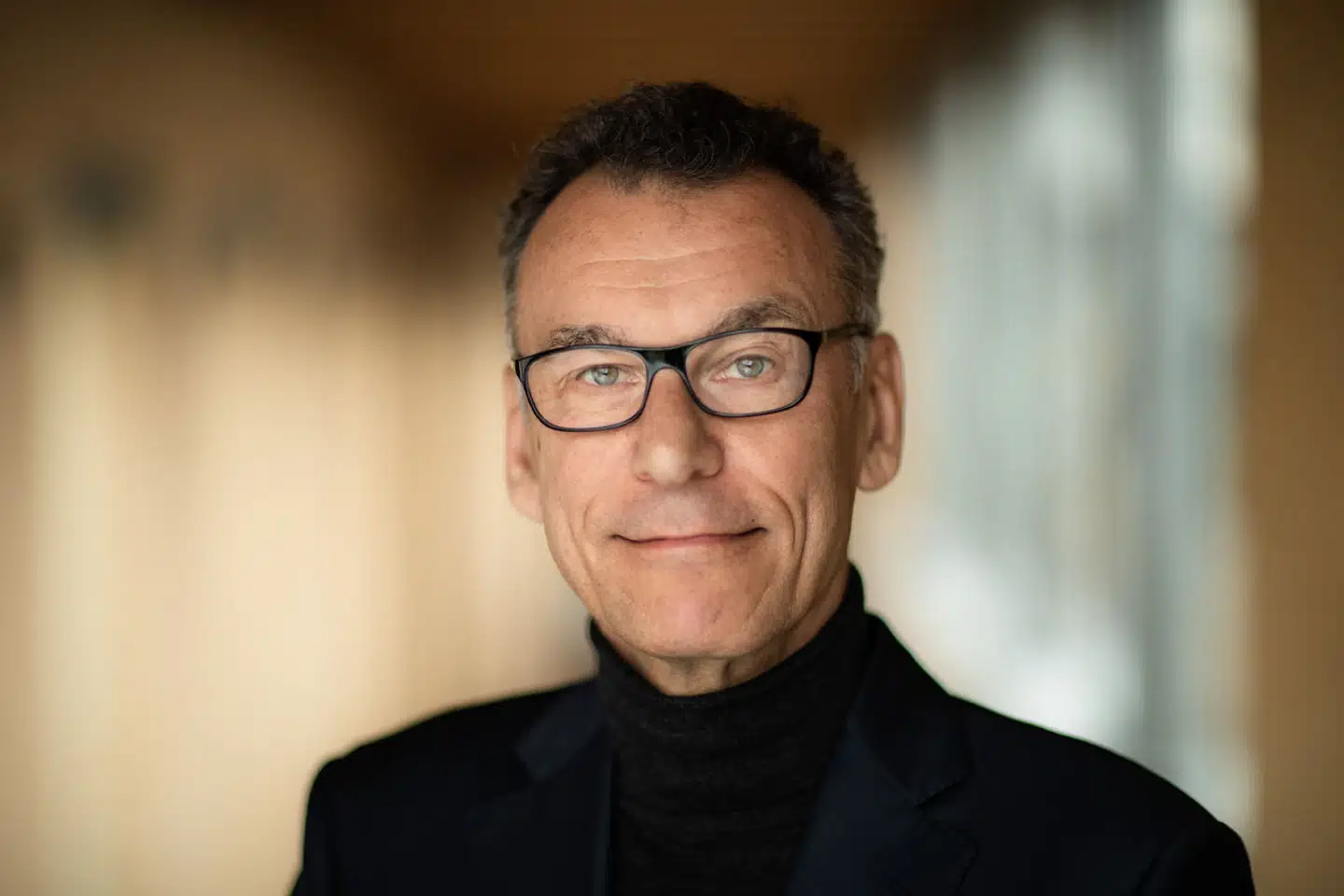 »How Big Things Get Done«, hedder professor Bent Flyvbjergs nye bog, som han har skrevet sammen med Dan Garner, men reelt fortæller bogen historien om det modsatte. Blot en halv procent af 16.000 undersøgte byggeprojekter blev færdige til tiden, indenfor aftalt budget og med de aftale specifikationer.