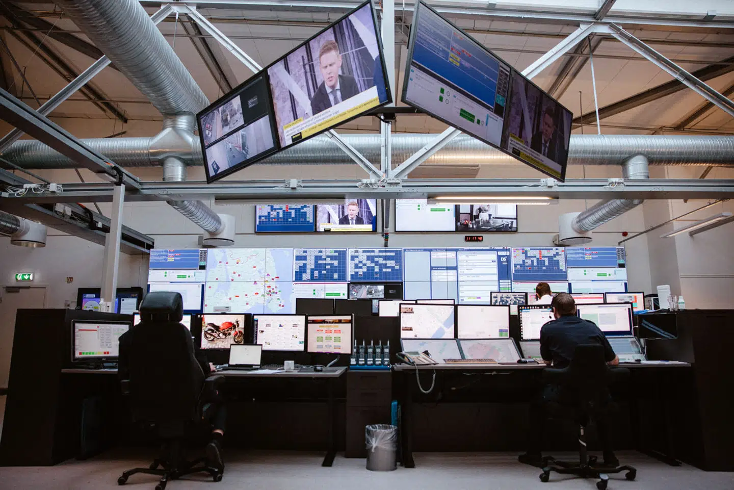 På alarmcentralen i Region Hovedstaden får de ansatte hjælp af kunstig intelligens, der kan opsnappe hjertestoptilfælde. Men en ny EU-lov om kunstig intelligens kan betyde, at systemet kommer i klemme. Arkivfoto: Jonathan Damslund/Ritzau Scanpix