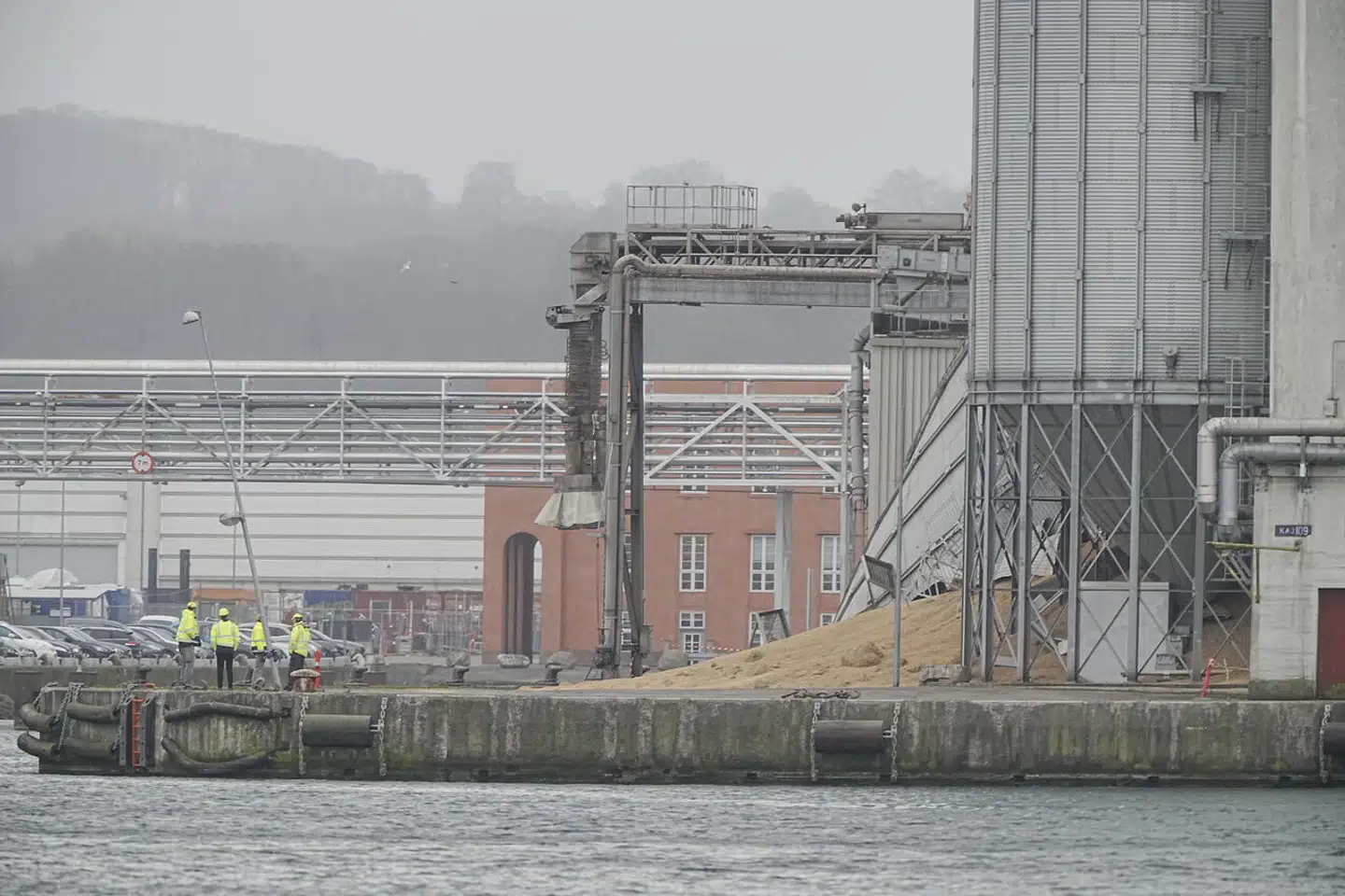 Silo fyldt med hestebønner kollapset hos virksomheden Aarhus Protein på Sydhavnsgade i Aarhus Havn torsdag 13. april 2023.