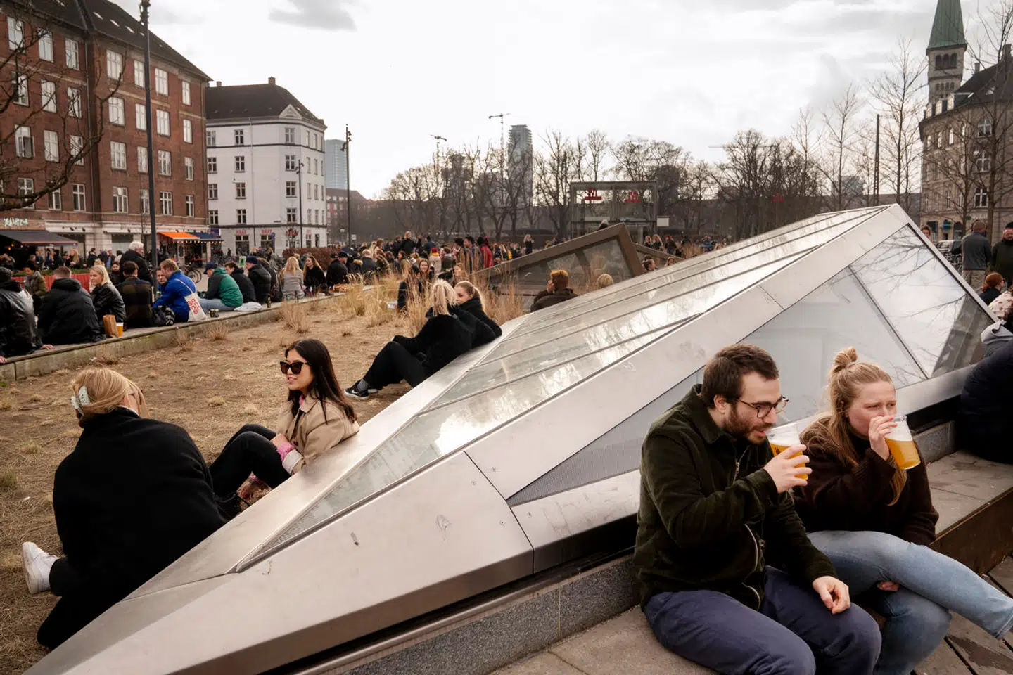 I Danmark er vi ikke ligefrem afholdende. Men at forstå de sundhedsmæssige konsekvenser ved at drikke alkohol jævnligt er komplekst, blandt andet fordi du ikke kan tale om alkohol uden samtidig at tale om rygning, vægt og motion.