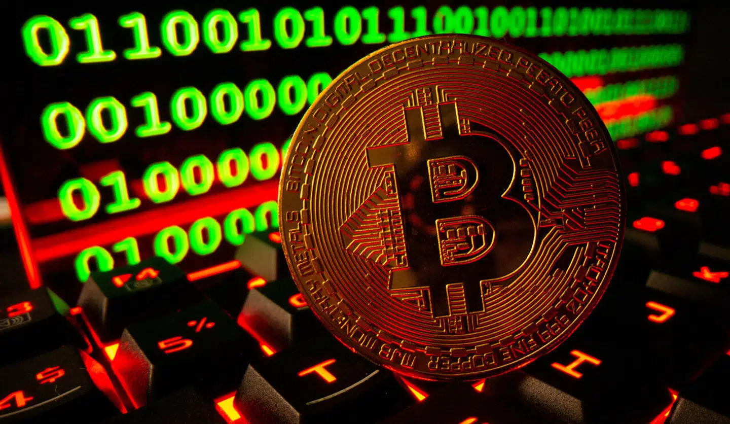 Kryptovalutaer som bitcoin har hidtil været anset for at være nærmest umulige at spore. Men tværtimod betyder hele systemet bag dem, at alle data ligger frit tilgængelige – og nu har myndighederne gennem års indsamling af data fået et gennembrud i opklaringen af svindel og tyverier.