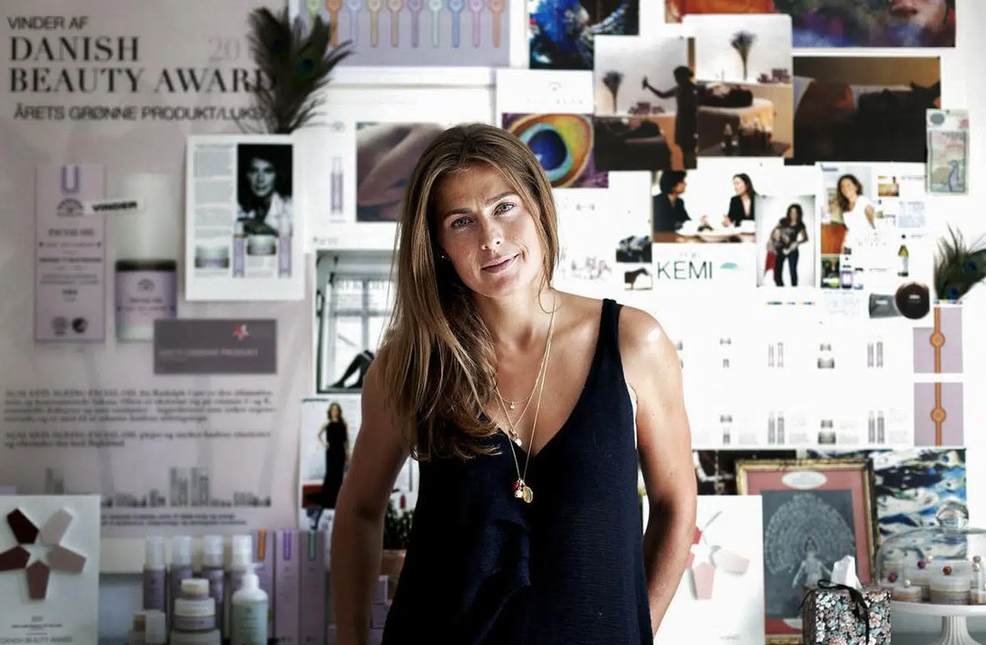 Andrea Elisabeth Rudolph tog springet fra underholdningsvært til iværksætter i 2009. Og det skulle vise sig at føre store millionbeløb med sig. På hendes kontor på Frederiksberg er endevæggen prydet af artikler om hendes hudplejeprodukter fra Rudolph Care.