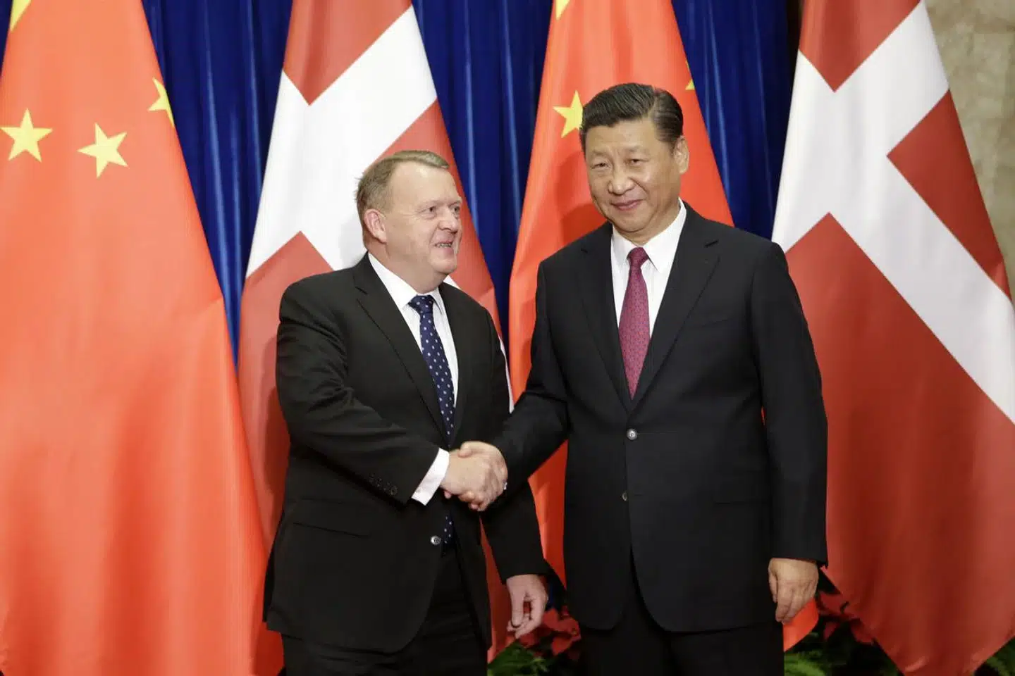 »Nu må vi forstå, at der er kommet en ny Lars Løkke, som modsat den gamle Løkke ønsker at gøre op med en naiv politik over for Kina, og at vi skal se på Kina på en ny måde,« skriver Anders Storgaard.