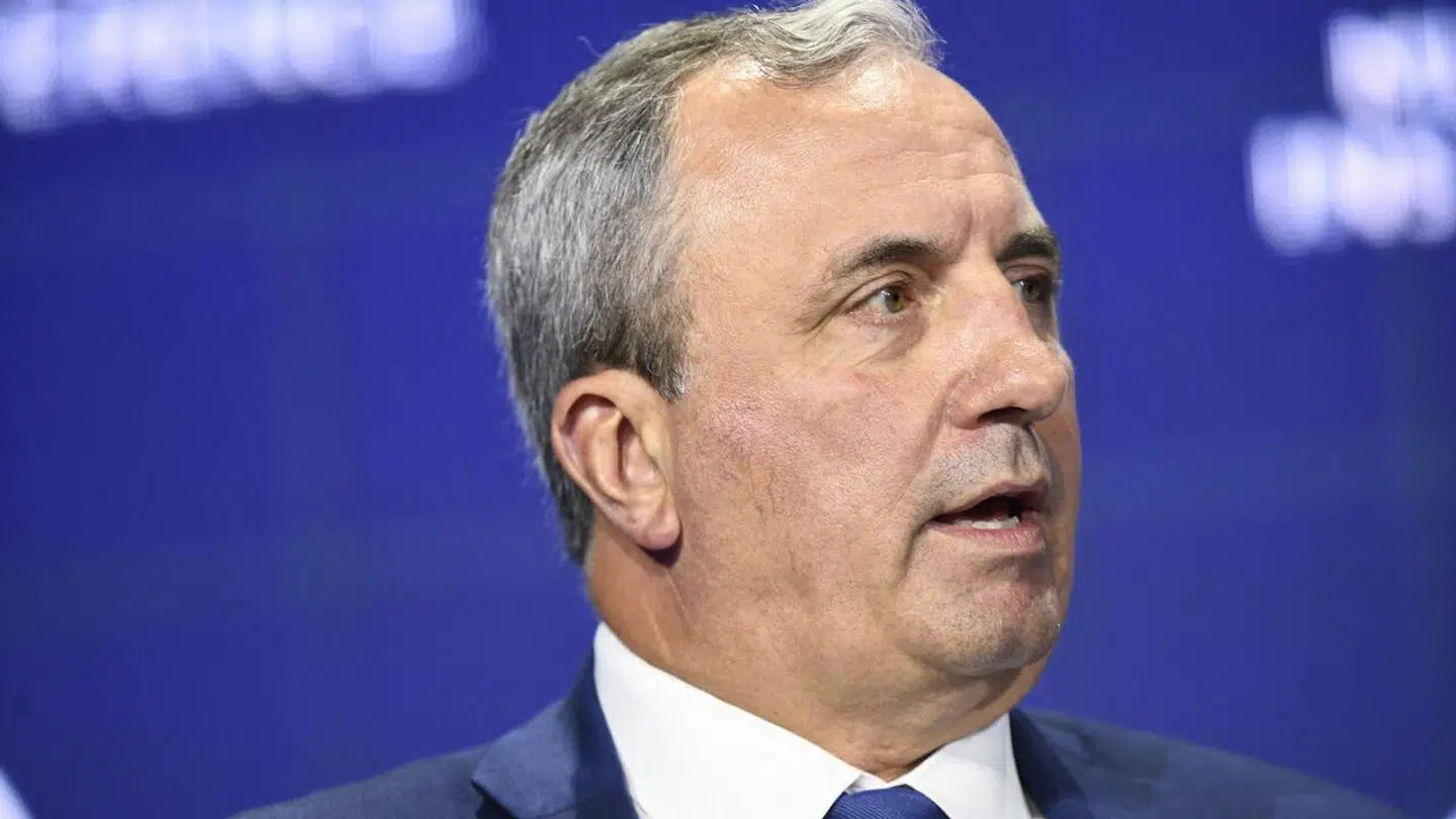 Carmine Di Sibio skulle egentlig være gået på pension til juni, men fik forlænget sin kontrakt som topchef for Ernst & Young med to år, så han kunne bringe den udskilte konsulentforretning videre. Nu er hele korthuset ramlet.