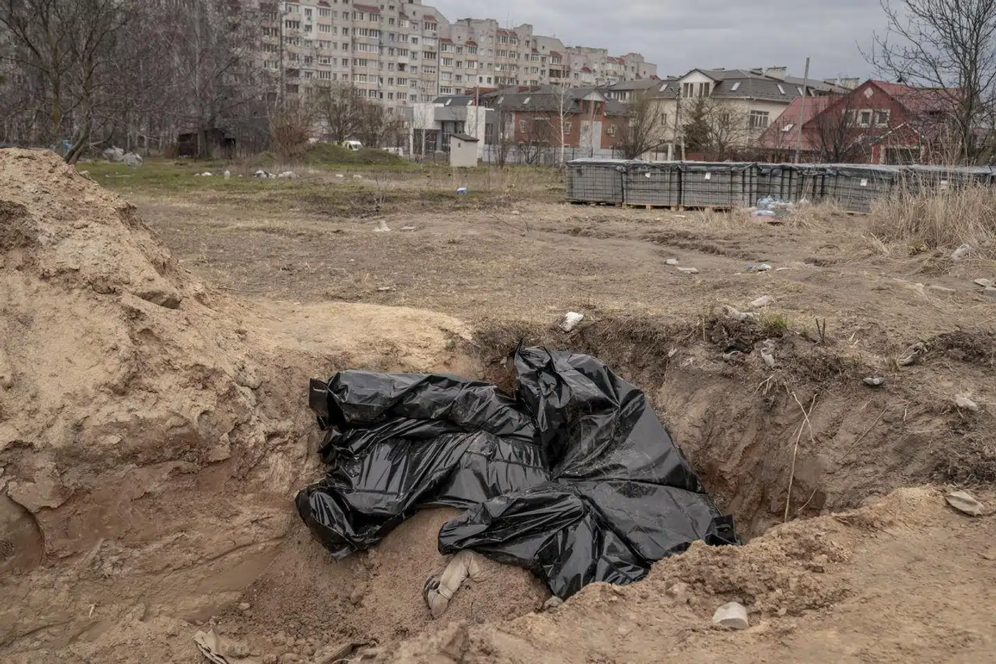 »I Ukraine arbejder vi og vores partnere ikke alene på at dokumentere de alvorlige internationale forbrydelser, men også på at hjælpe ofrene og stille de ansvarlige til regnskab, så de kan få deres straf,« skriver Rasmus Grue Christensen og Therese Rytter. Her ses ligposer i den ukrainske by Butja, efter at den er befriet fra russiske styrker.