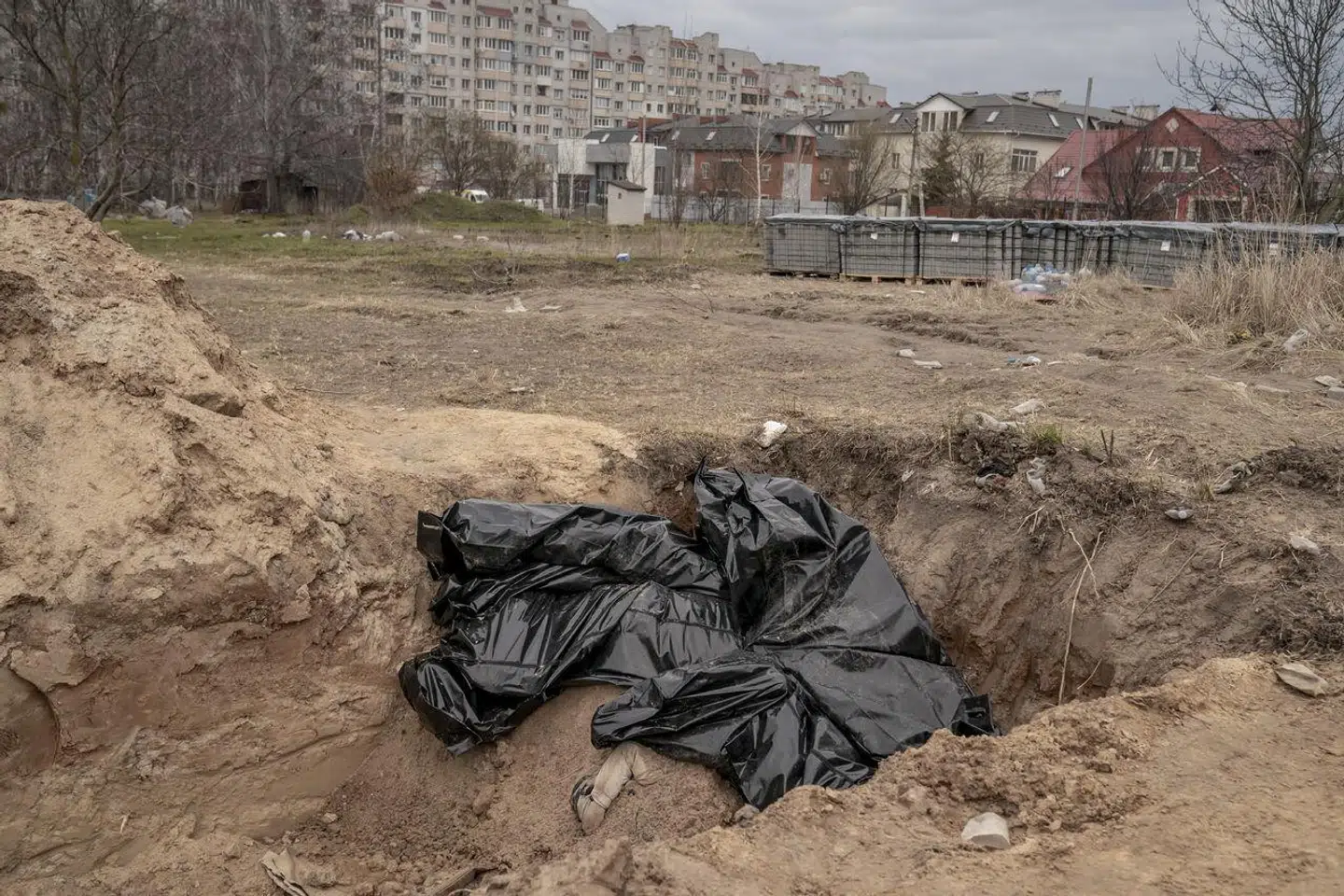 »I Ukraine arbejder vi og vores partnere ikke alene på at dokumentere de alvorlige internationale forbrydelser, men også på at hjælpe ofrene og stille de ansvarlige til regnskab, så de kan få deres straf,« skriver Rasmus Grue Christensen og Therese Rytter. Her ses ligposer i den ukrainske by Butja, efter at den er befriet fra russiske styrker.