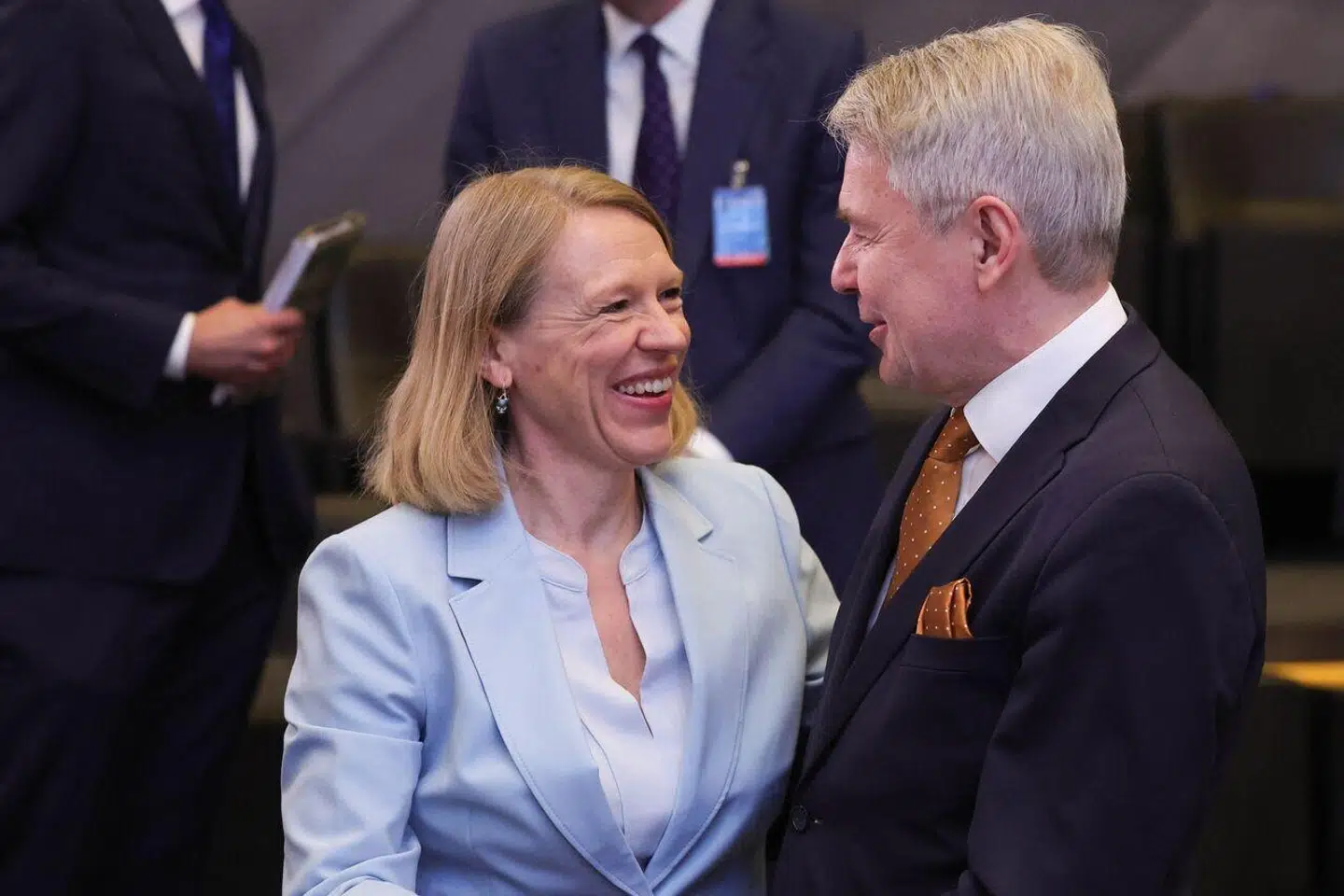 »Vi gør os nok ikke helt klart i Danmark, hvor vigtigt et holdningsskift, det er, at et stort flertal af finnerne, som hidtil har været for neutralitet, nu bakker op om NATO,« skriver Ditlev Tamm. Her ses Norges udenrigsminister, Anniken Huitfeldt, og Finlands udenrigsminister, Pekka Haavisto.