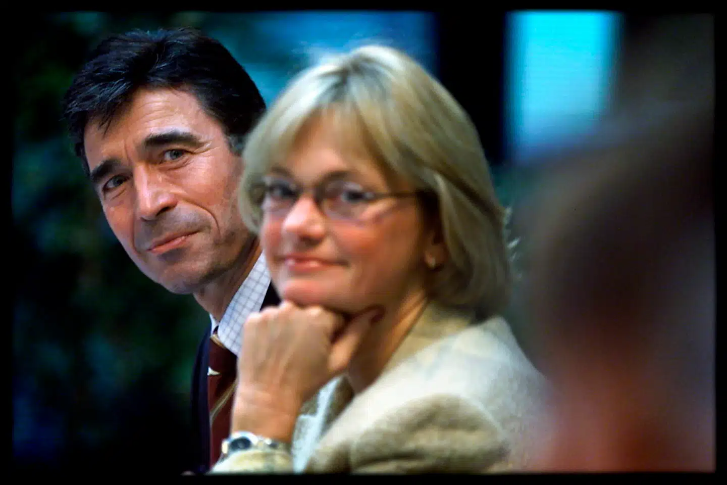 Daværende statsminister Anders Fogh Rasmussen (V) gennemførte blandt andet med støtte fra Pia Kjærsgaards Dansk Folkeparti en række stramninger af udlændingeloven med 24-årsreglen som den mest fremtrædende. Her er de to fotograferet dagen efter valgsejren i 2001.