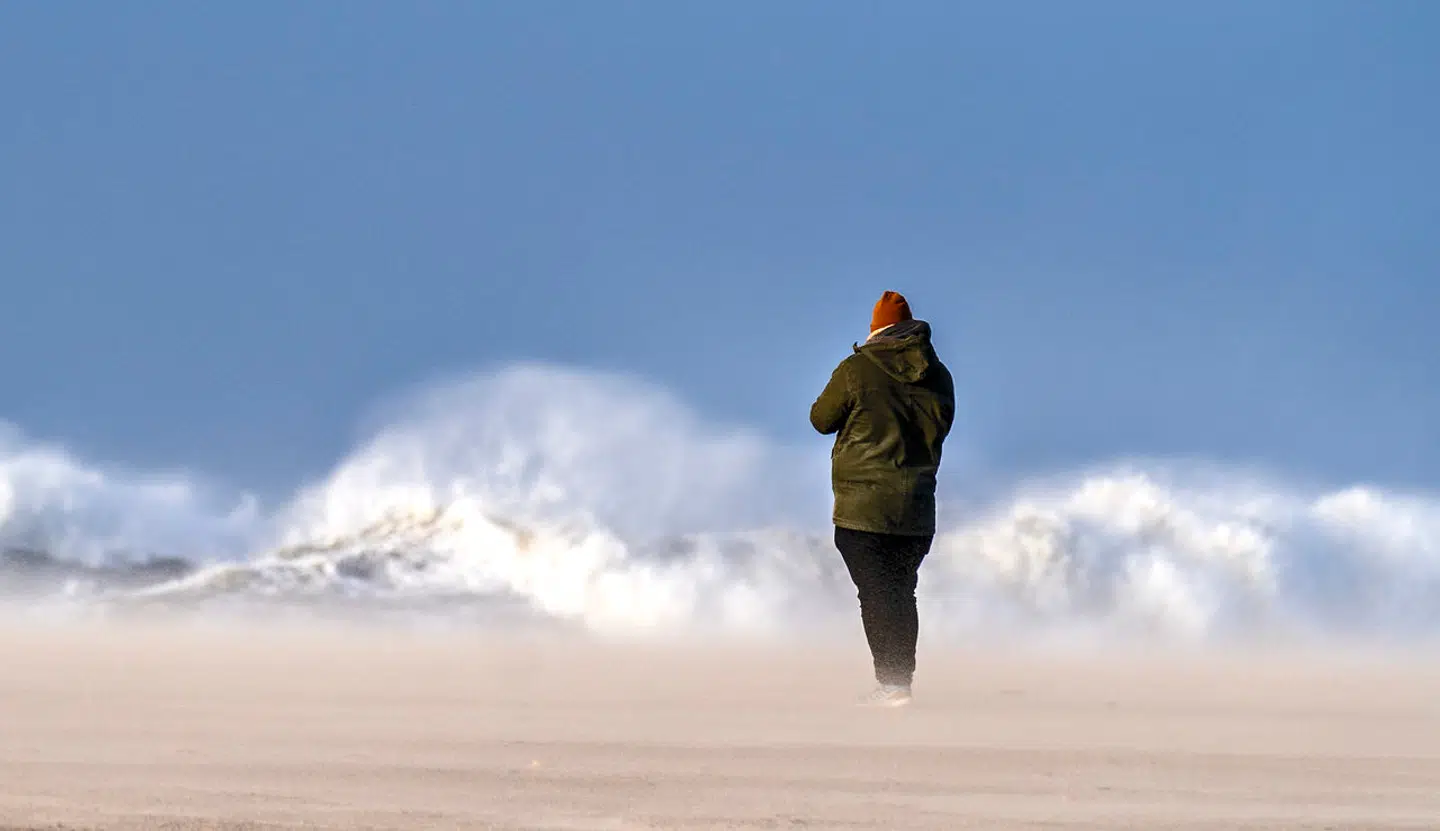 Maja O'Connor bruger Vesterhavet som billede på sorg. Hun sammenligner den med bølger, der kommer og går.
