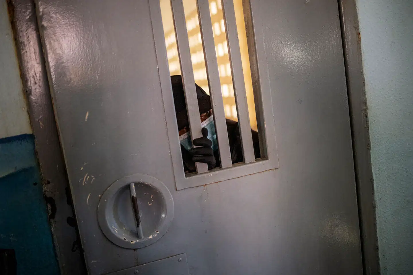 I maj sidste kunne sydafrikanske myndigheder fortælle, at en frygtet voldtægtsforbryder og morder var brændt ihjel i sin celle i et højsikkerhedsfængsel. I virkeligheden havde han iscenesat sin egen død for at flygte.