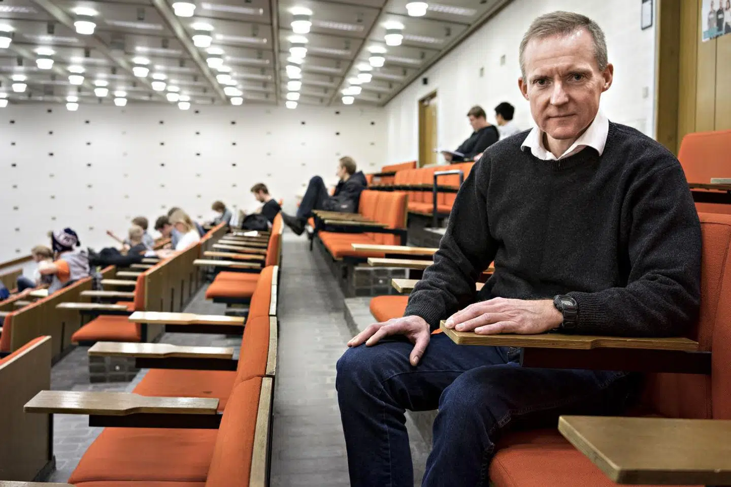 »Moderne pædagogik med uklare krav og misbrug af it har sænket det faglige niveau i folkeskolen, mens moderne ledelse og taxameterbetaling har fået gymnasier og universiteter til at fortrænge deres samfundsopgave og i stedet konkurrere om at få flest mulige kunder i butikken,« skriver Steen Laugesen Hansen.