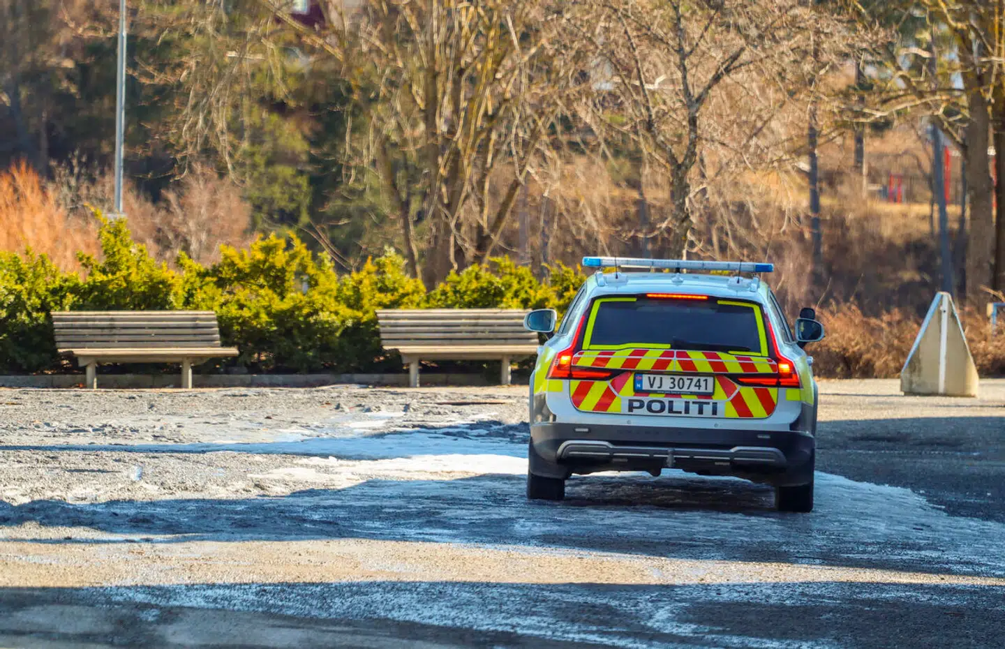 En person har mistet livet, og to er kommet lettere til skade, efter at en mand natten til søndag kørte ind i en menneskemængde i byen Steinkjer i Norge. Foto: Lars Lilleby Macedo / NTB
