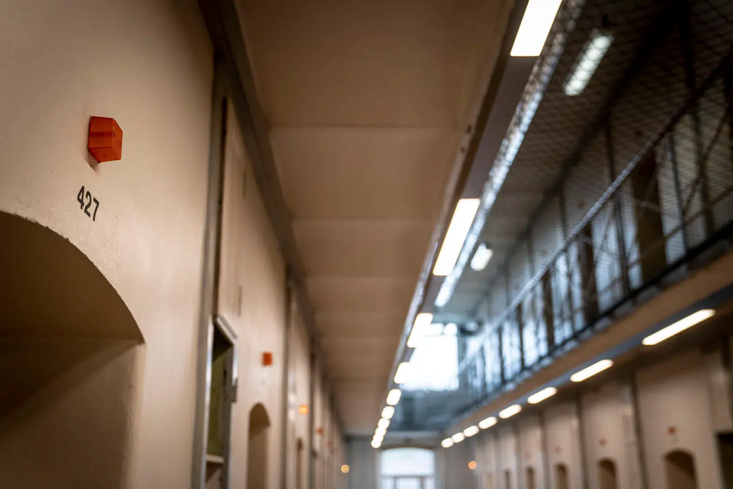 Vestre Fængsel i København er et af de steder, hvor indsatte nøgenvisiteres en gang mere end nødvendigt, mener Anders Boelskifte, der er formand for Foreningen af Beneficerede Advokater. Det skriver Jyllands-Posten.