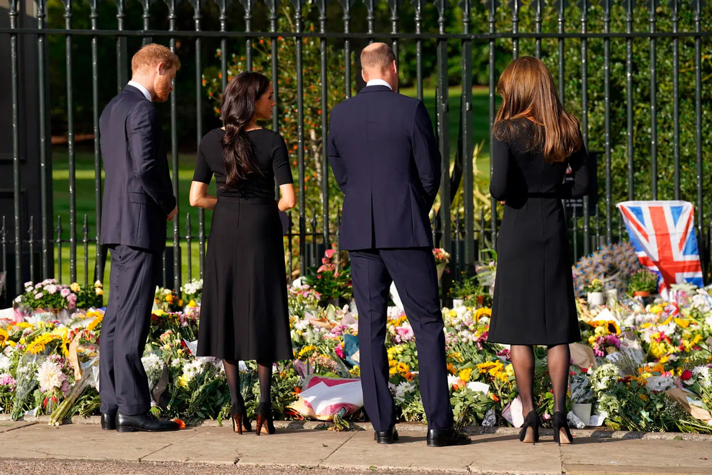Harry, Meghan, William og Kate beundrer blomsterbuketter nedlagt til ære for dronning Elisabeth under deres »show of unity«.