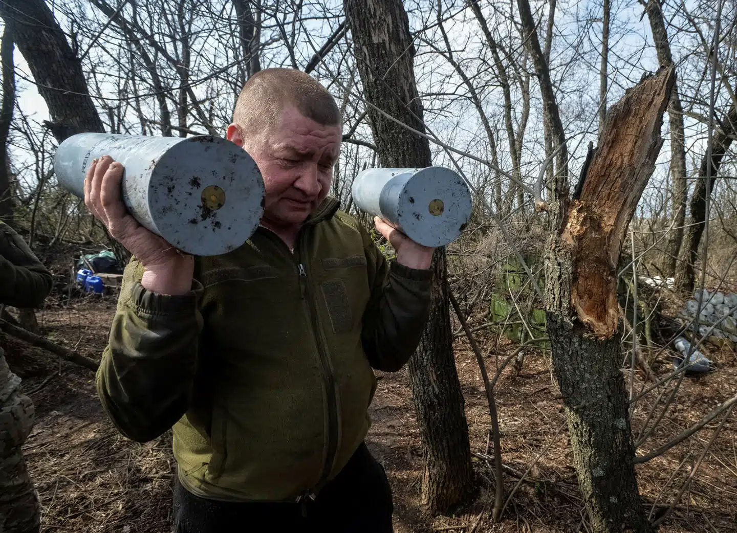En ukrainsk soldat bærer ammunition nær fronten ved Bakhmut. De lækkede dokumenter omhandler netop situationen omkring den østukrainske by.