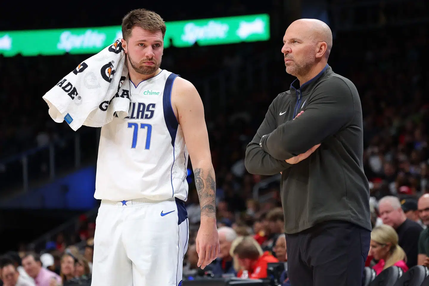 Superstjernen Luka Doncic (til venstre) spillede kun lidt over et quarter i Dallas Mavericks' nederlag til Chicago Bulls natten til lørdag. En kamp, Dallas skulle vinde for at bevare håbet om en slutspilsplads. (Arkivfoto). Kevin C. Cox/Ritzau Scanpix