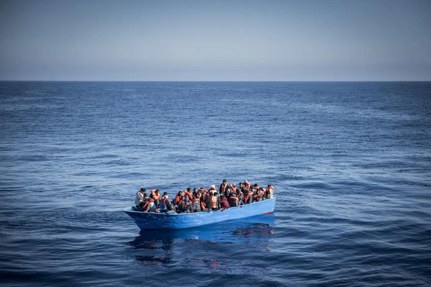 »Med andre ord vil det ikke længere kunne svare sig at betale menneskesmuglere i dyre domme for en plads i en gummibåd eller lastbil,« skriver Kaare Dybvad Bek.