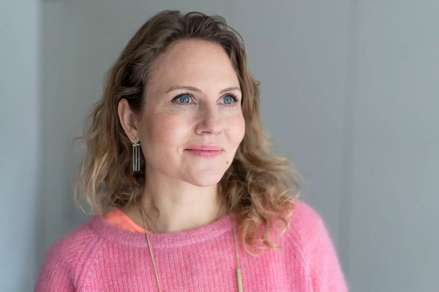 »Selvom vi mennesker halter på hastighed og effektivitet, så bliver unikke menneskelige træk som empati, etik, konsekvensforståelse og fællesskab afgørende for, om fremtiden med kunstig intelligens bliver en fremtid, som bliver rar at leve i. Dermed er tiden ikke til at skrue ned for de humanistiske fag, de lange uddannelser eller kunsten. Tværtimod,« skriver Christiane Vejlø.