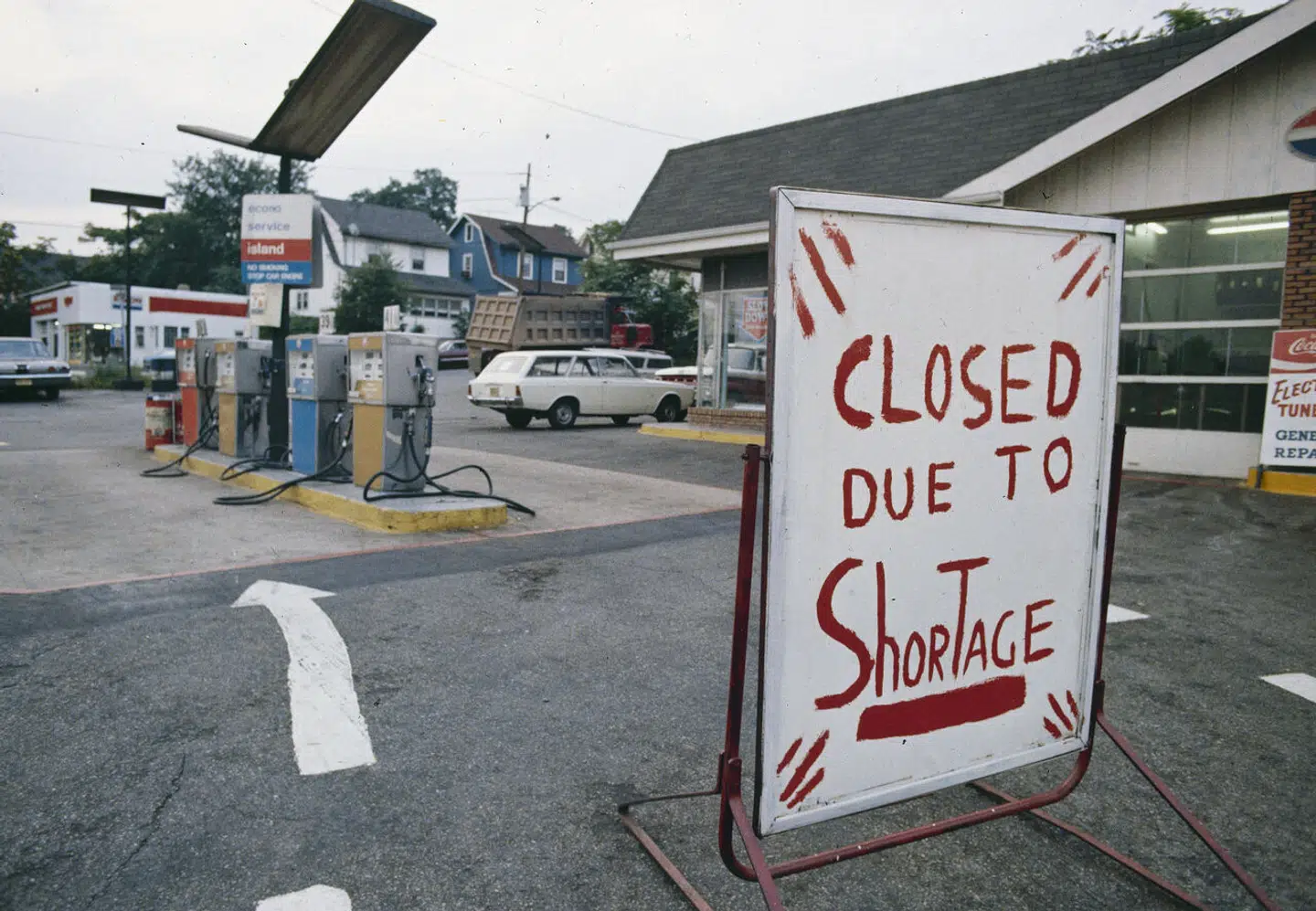 Da oliekrisen brød ud i 70ernes USA lukkede tankstationerne på grund af knaphed. Inflationen dengang og i dag har slående fællestræk. Arkivfoto: AP Photo/Ritzau Scanpix