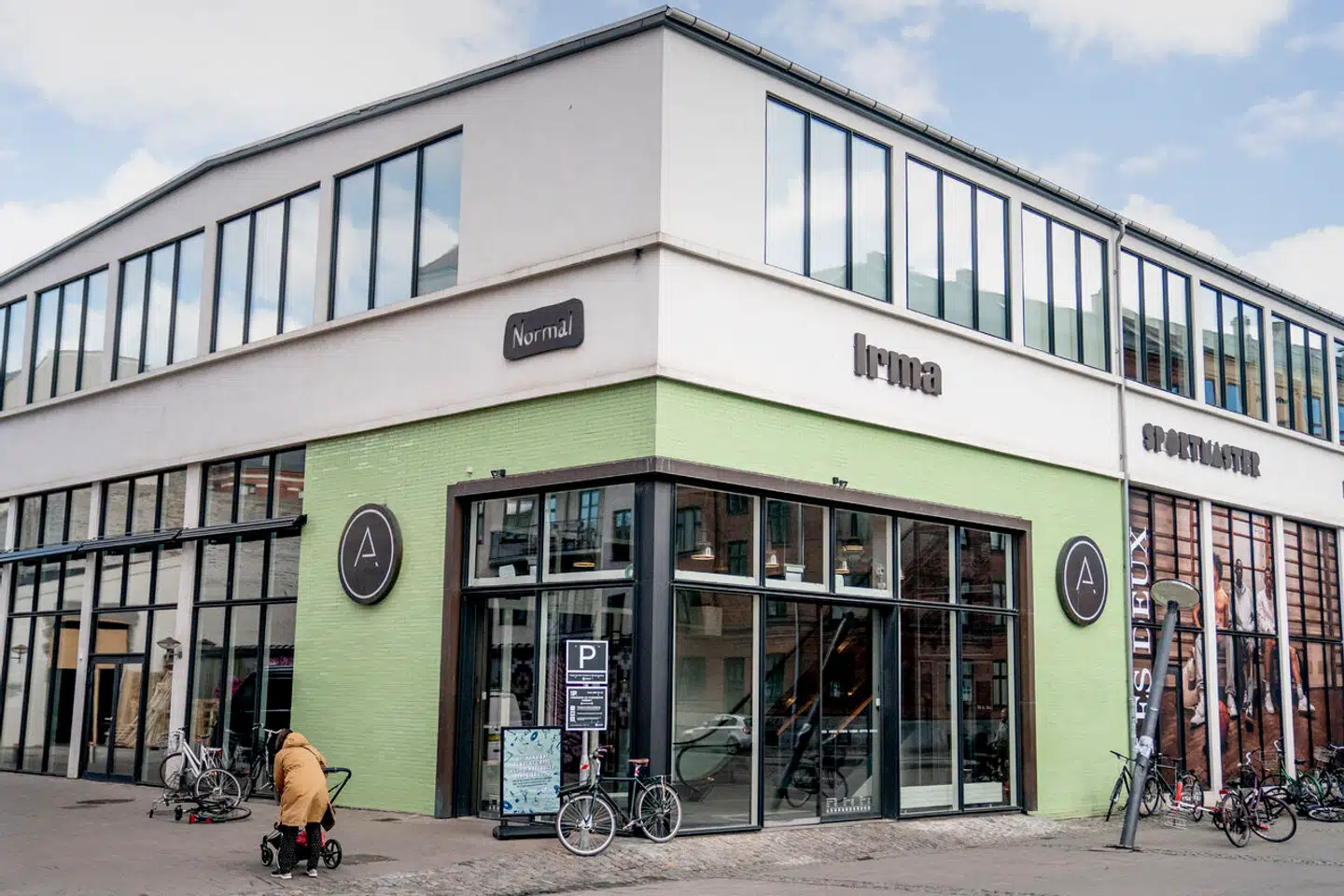 På fornem vis har PLH Arkitekter ført Amager Centrets arkitektur tilbage til den oprindelige fabriksarkitektur. Samtidig er der kommet både begrønning, friske farver og bedre himmellys.