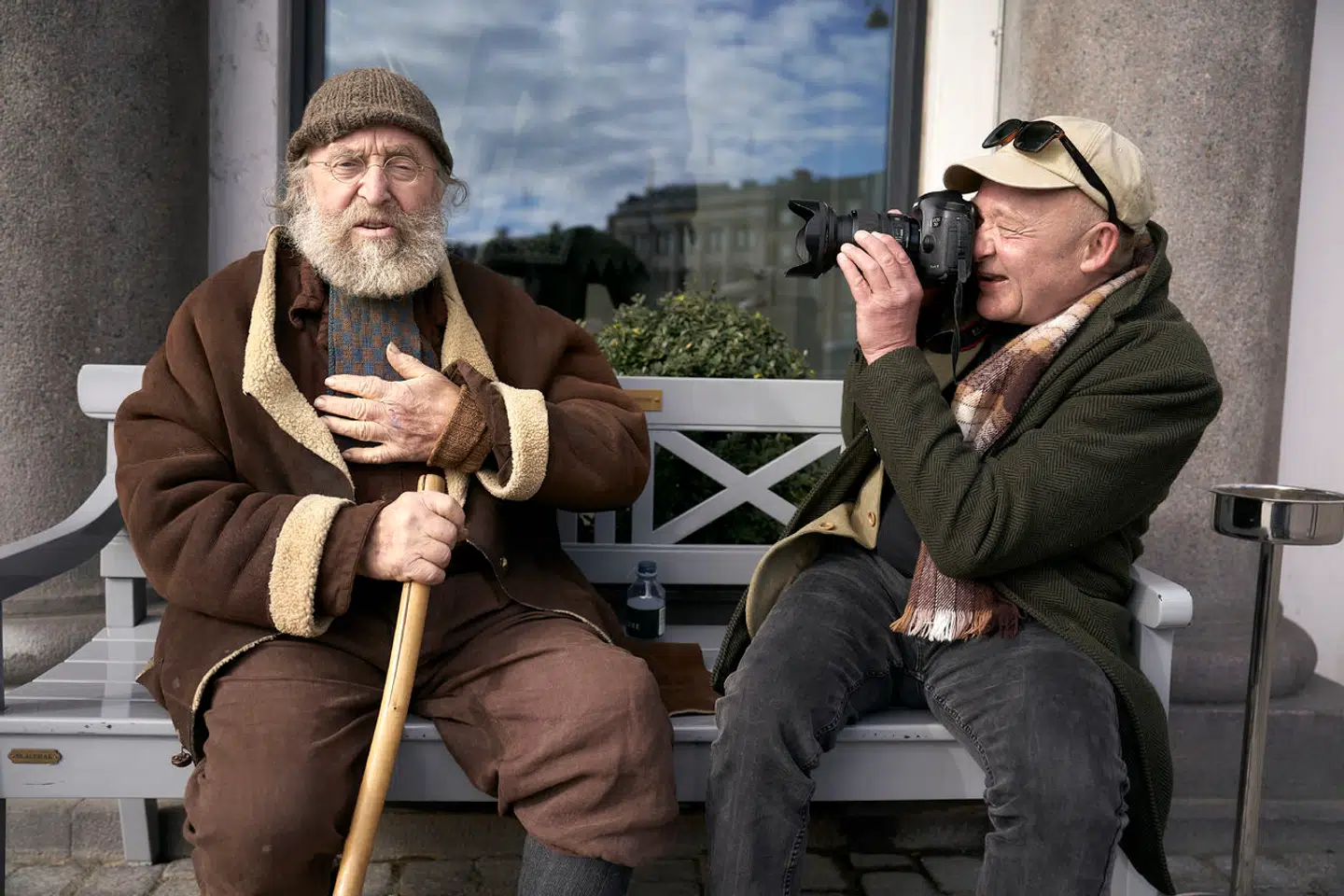 Anders Bentzon forograferer blomsterkunstner Tage Andersen ved Hotel D'Angleterre på Kongens Nytorv.