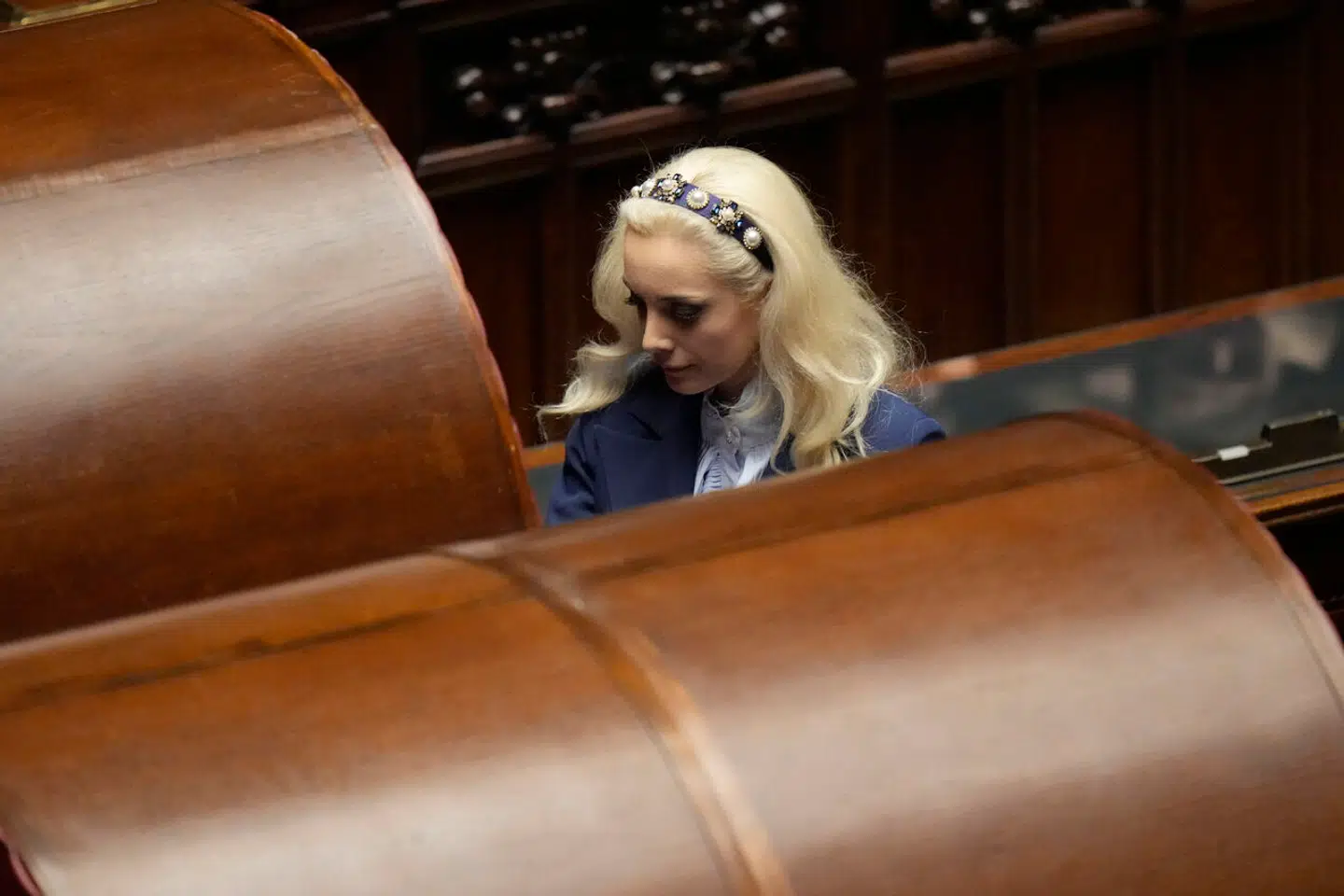 Marta Fascina gør klar til at stemme ved det italienske parlaments åbningssamling i oktober sidste år. Det hører til sjældenhederne, at Silvio Berlusconis mediesky men også viljefaste forlovede møder op.