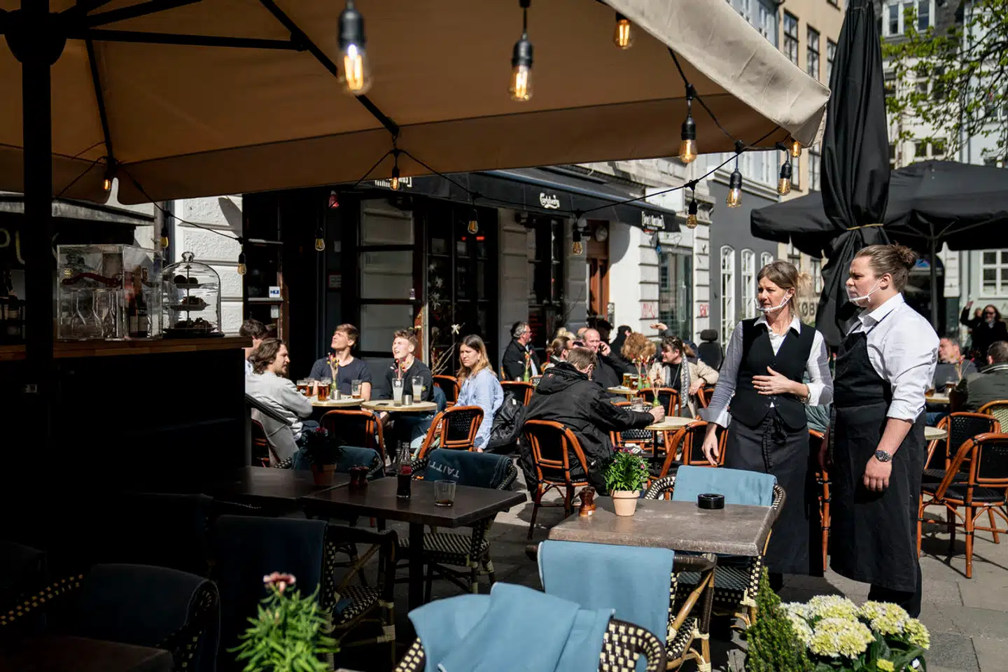 »Udeservering skaber liv og stemning i byen. Det er simpelthen fedt at kunne sætte sig udenfor under åben himmel og få servering ved bordet,« skriver Martin Gyldstrand og Michael Gatten.