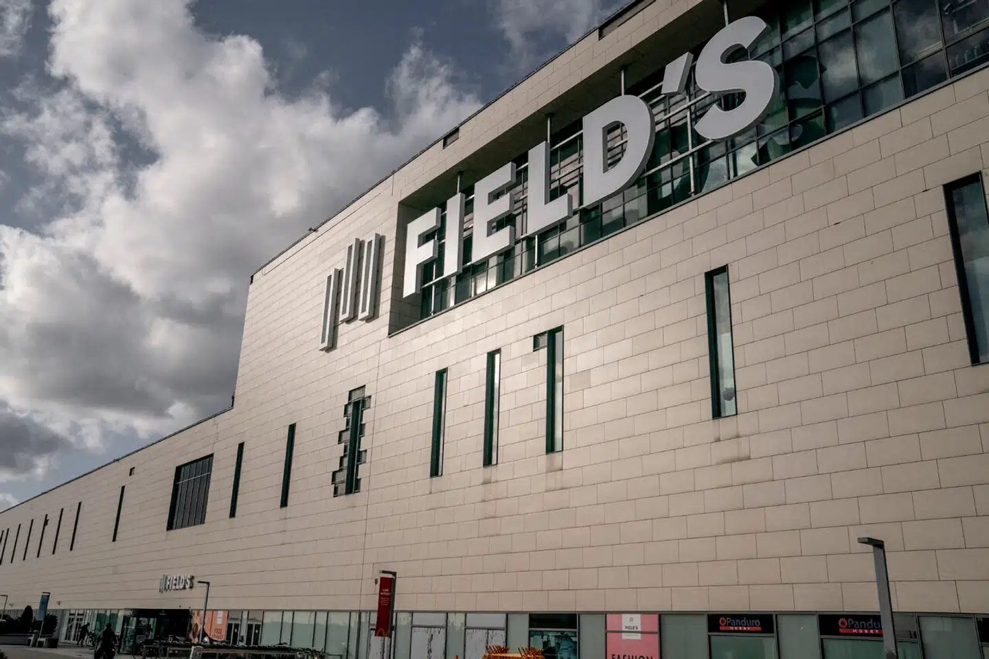 Udefra er Field's helt lukket om sig selv. Det er en skam, at centret ikke har kontakt med sin by.