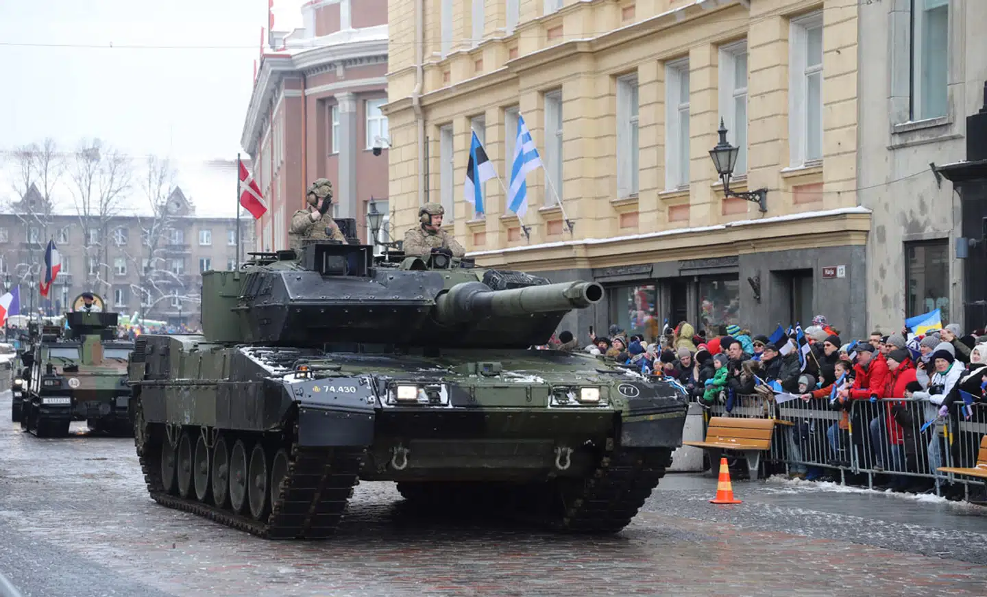 Danske kampvogne kører i panserparade gennem Tallinns gader på Estlands uafhængighedsdag 24. februar, der også er årsdag for det russiske angreb på Ukraine. Nu er de tilbage i Danmark og bliver ikke erstattet med et nyt hold. For Hæren har ikke kræfterne lige nu.