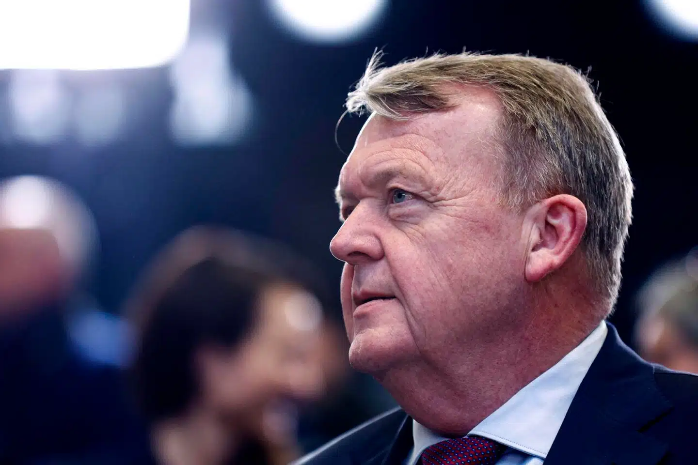 »Det er i sig selv alvorligt nok, det burde de forlade. Men det er klart, at hvis der pludselig kommer et nyt kinesisk engagement, hvor man begynder at donere dødbringende våben, kommer man til at lege med vores alle sammens tålmodighed. Det er et meget stærkt signal, der udgår herfra,« siger Lars Løkke Rasmussen. (Foto: Kenzo TRIBOUILLARD / AFP)