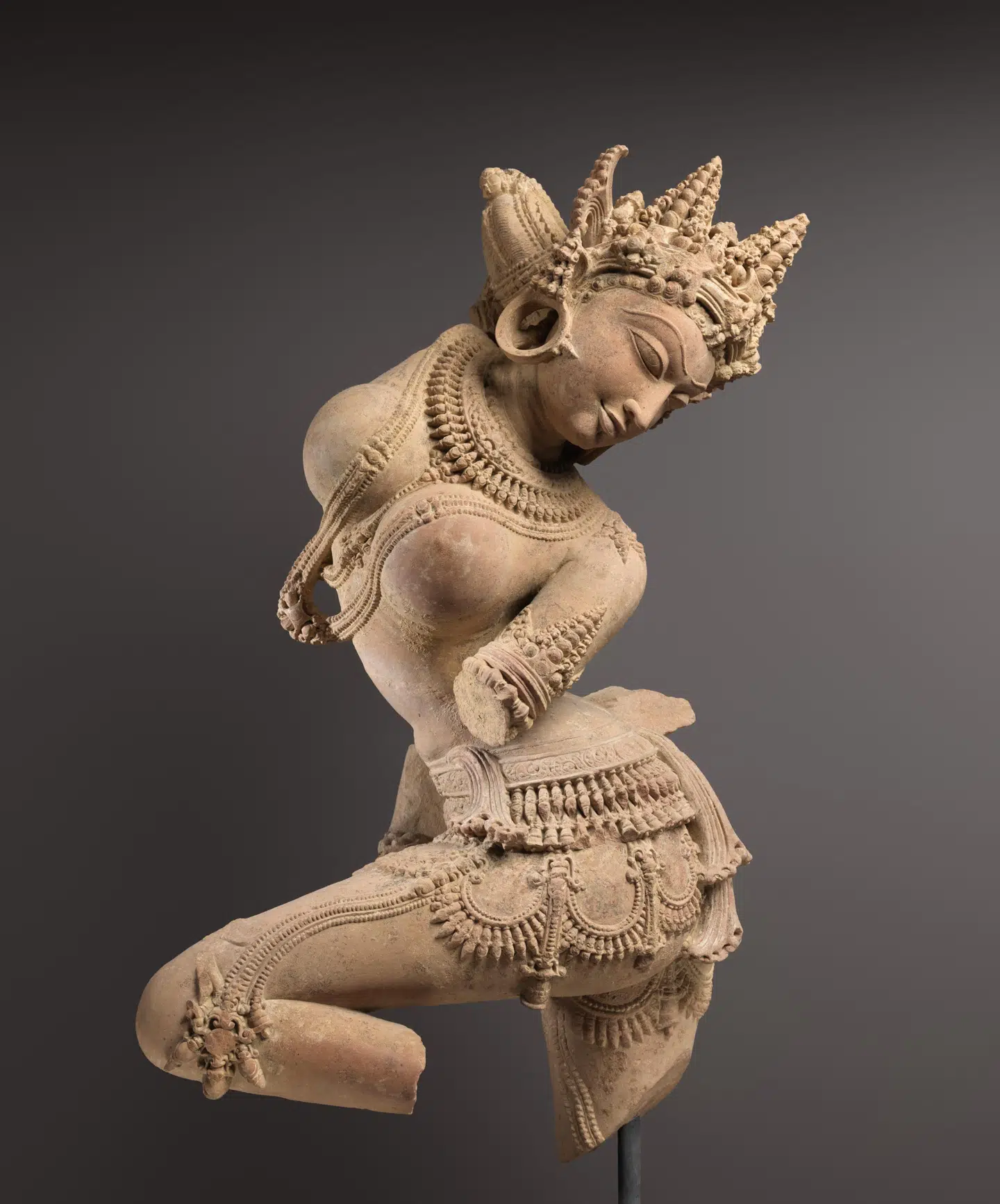 »Celestial Dancer (Devata)« er fra midten af 1000-tallet. Figuren stammer fra det centrale Indien og er udført i sandsten. Den blev givet til The Metropolitan Museum of Art i 2015, men er ifølge ICIJ tilvejebragt gennem Subhash Kapoor. Det vides ikke, om Celestial Dancer er blandt de skulpturer, der nu leveres tilbage til Indien.