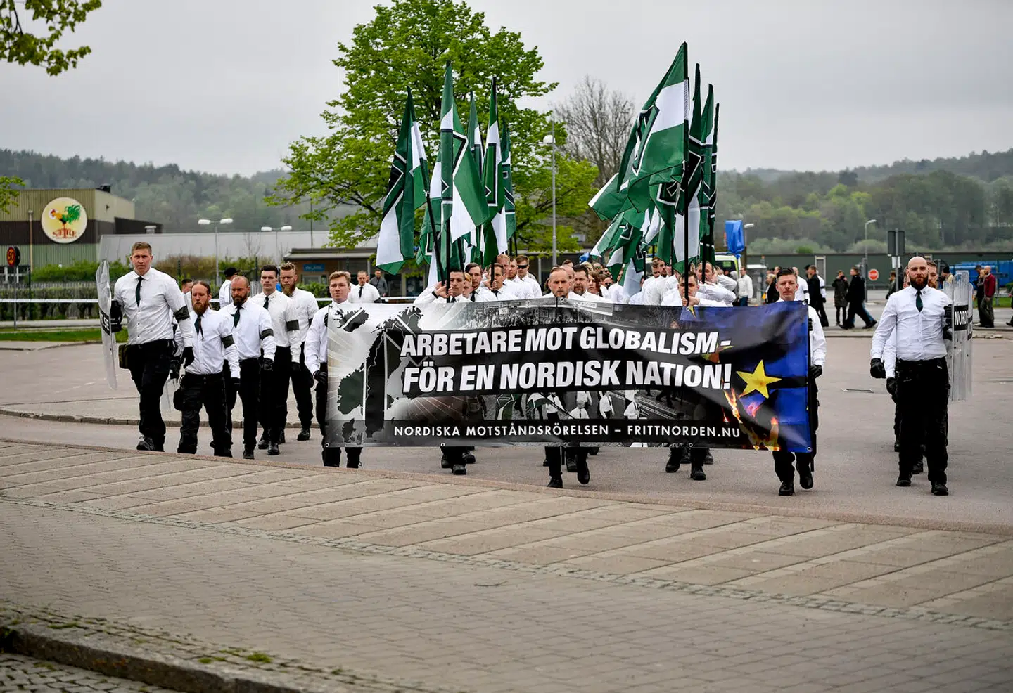 Medlemmer af Nordiska Motståndsrörelsen (NMR) – på dansk Den Nordiske Modstandsbevægelse – demonstrerer 1. maj 2019 i den svenske by Kungälv.