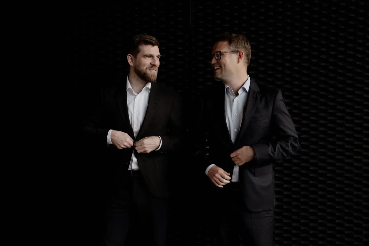 Farvel til våbnene: Interview med Morten Dahlin (V) og Christian Rabjerg Madsen (S) om at være politiske ordfører for de to statsministerpartier, når man ikke længere skal smadre hinanden.