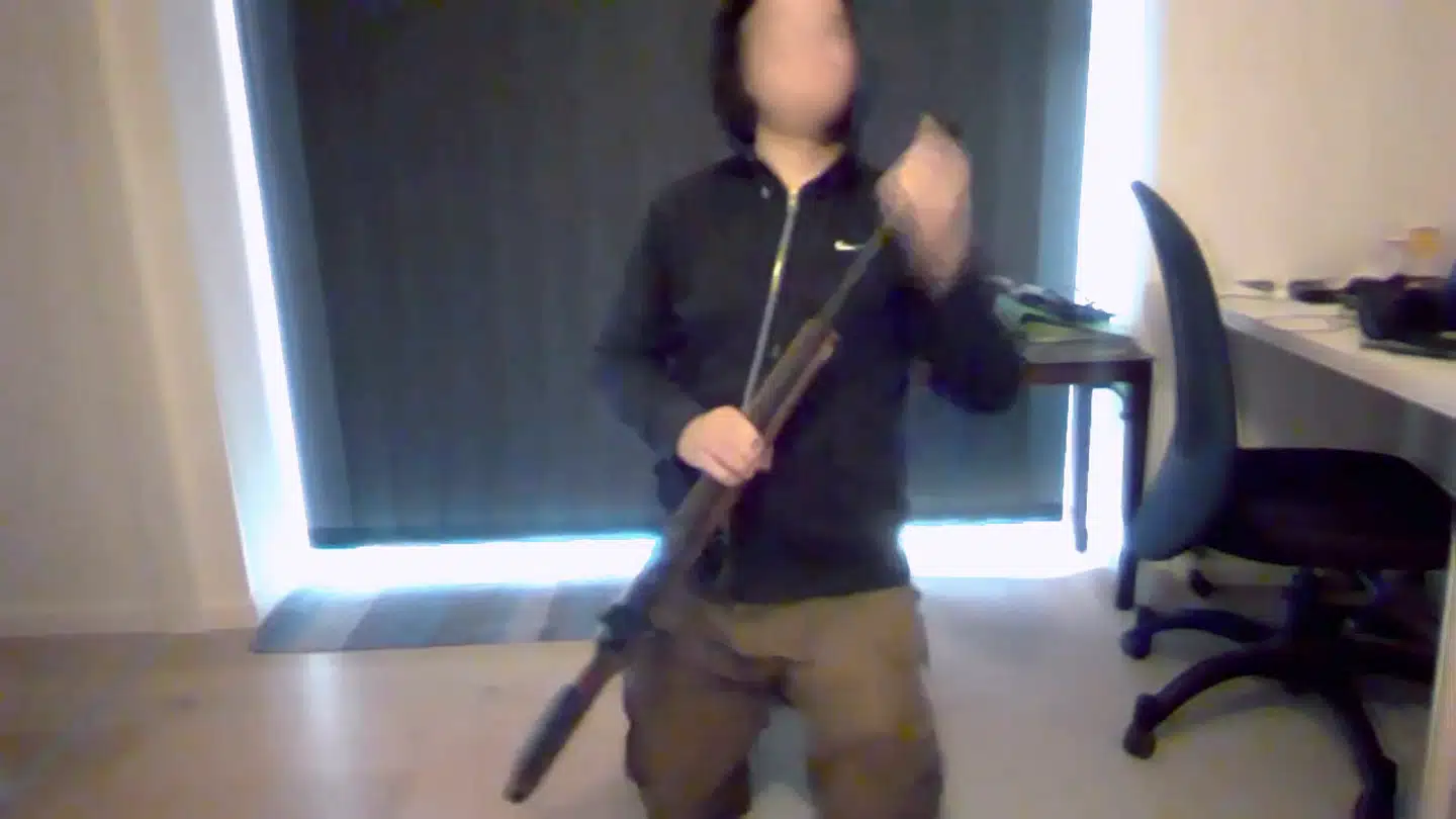 På flere YouTube-videoer, som blev postet kort inden angrebet i Field's, poserer den unge mand blandt andet med en riffel.