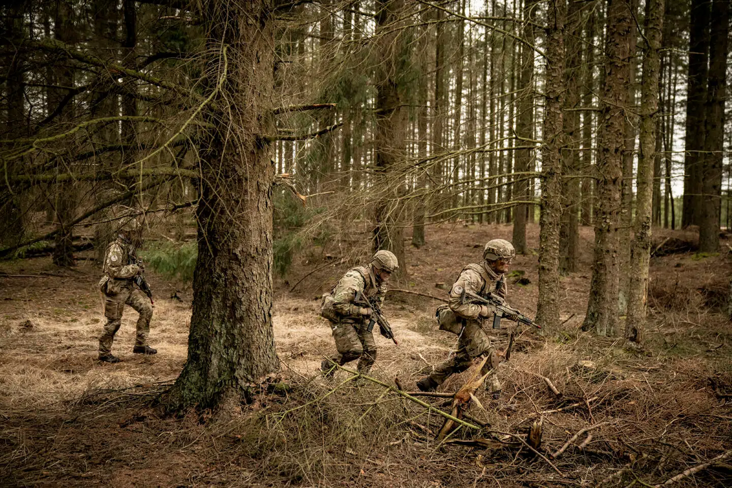 Artikler om Forsvaret bliver som regel illustreret med unge kampsoldater foreviget i øvelsesterrænet – her i marts i Oksbøl. Men læser man statistikken, ville et billede af en midaldrende person foran en computerskærm på et hæve-sænke-bord være mere repræsentativt.