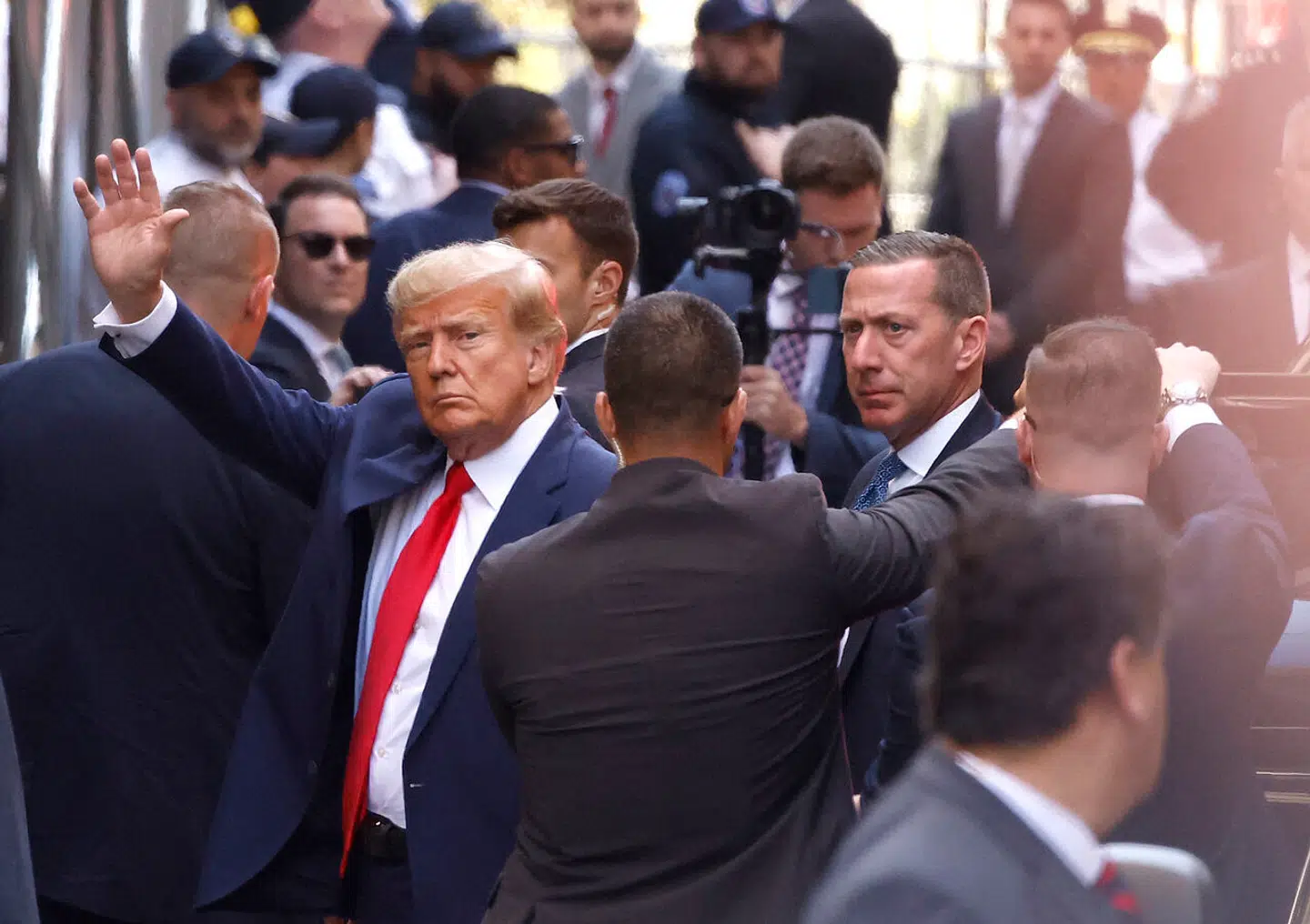 Donald Trump hilste på sine tilhængere på vej ind i retsbygningen.