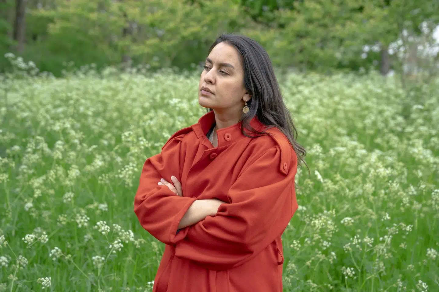 »Det er også meget lidt søstersolidarisk, fordi det er løgn at bilde andre kvinder ind, at frihed ikke kræver selvstændighed. De mange voldsramte kvinder, der bor på landets krisecentre, har netop krævet friheden ved at stå på egne ben. Vaklende, men et skridt om dagen, går de i retning af et liv, der ikke er domineret af en lunefuld mand,« skriver Geeti Amiri.