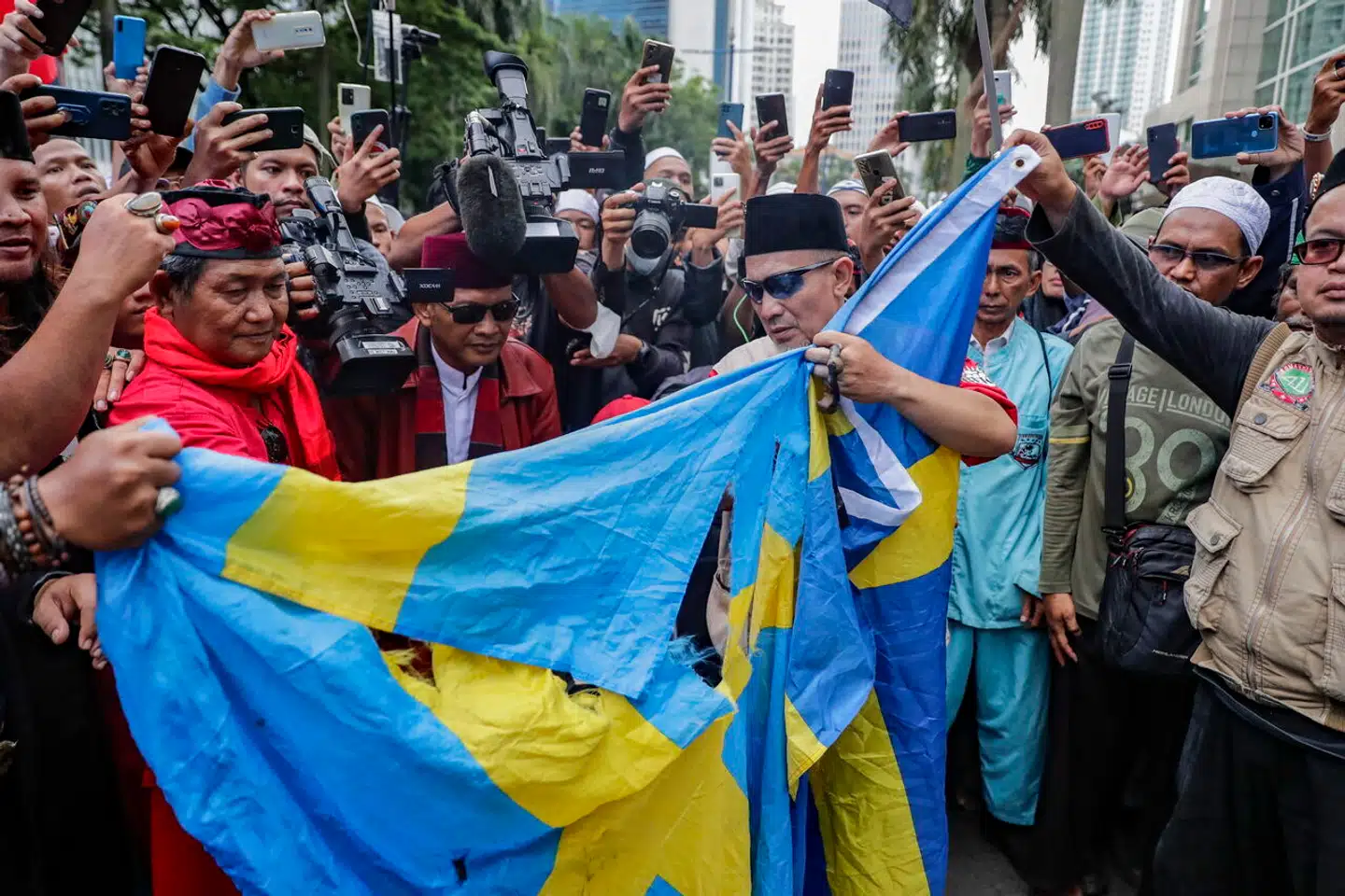 Det fremkaldte massive protester i flere muslimske lande, da Rasmus Paludan stak ild til Koraner i Sverige. Nu er fem personer anholdt i en svensk terrorsag – og ifølge myndighederne er Paludans demonstration en del af forklaringen.